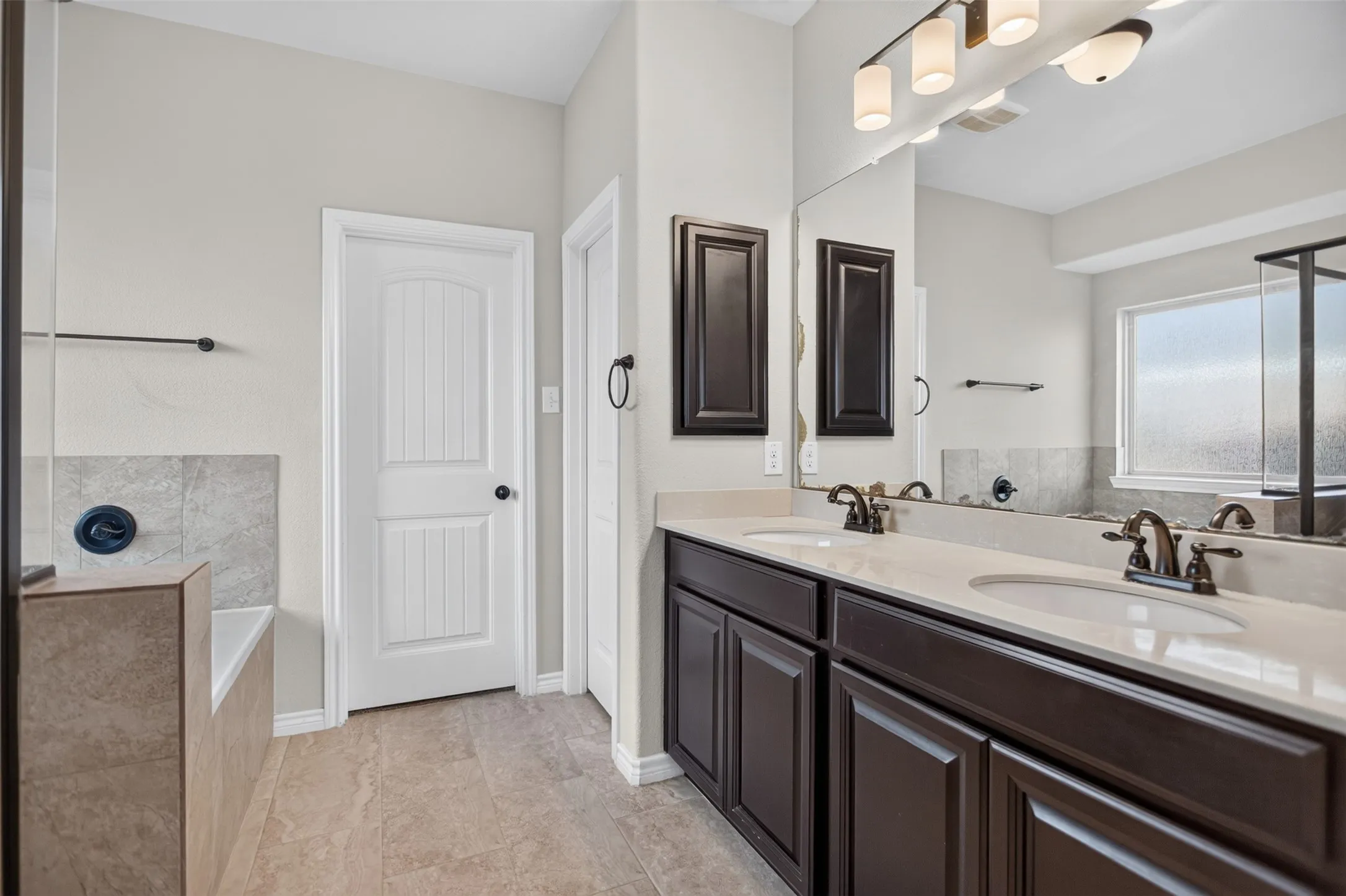 Single Family Residence For Sale in Kaufman County , 105 Zion Lane, Forney, Texas 75126, 4 Bedroom, 3 Bathroom, 3 Garage spaces, 3,040 Sqft, built in 2015, mls#21381665, Real Estate Agent in Forney, Homes For Sale in Kaufman county, Homes For Sale in Forney, Realtor in Forney Texas, Real Estate Brokerage Independent Realty Texas, Luminita Cordes Realtor