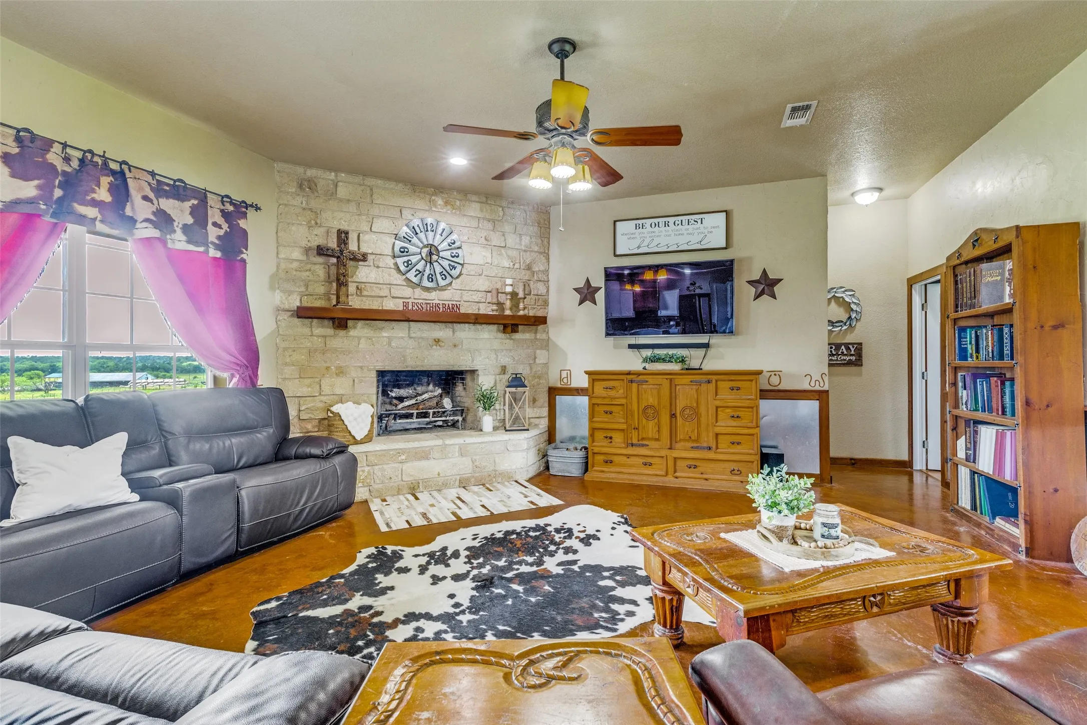 Farm For Sale in Denton County , 5855 Western Star Drive, Justin, Texas 76247, 5 Bedroom, 6 Bathroom, Garage spaces, 3,594 Sqft, built in 2006, mls#21380019, Real Estate Agent in Justin, Homes For Sale in Denton county, Homes For Sale in Justin, Realtor in Justin Texas, Real Estate Brokerage Independent Realty Texas, Luminita Cordes Realtor