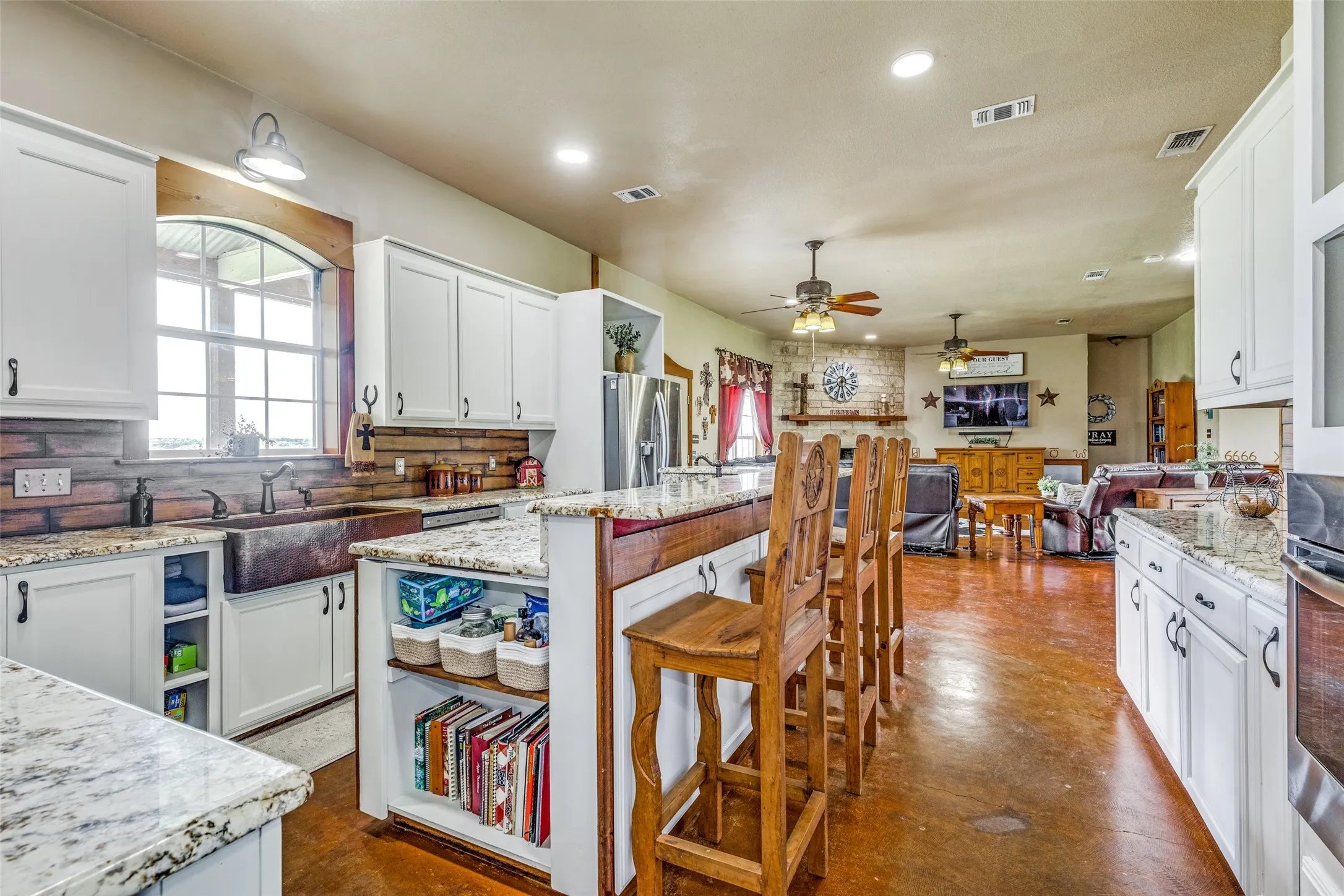 Farm For Sale in Denton County , 5855 Western Star Drive, Justin, Texas 76247, 5 Bedroom, 6 Bathroom, Garage spaces, 3,594 Sqft, built in 2006, mls#21380019, Real Estate Agent in Justin, Homes For Sale in Denton county, Homes For Sale in Justin, Realtor in Justin Texas, Real Estate Brokerage Independent Realty Texas, Luminita Cordes Realtor