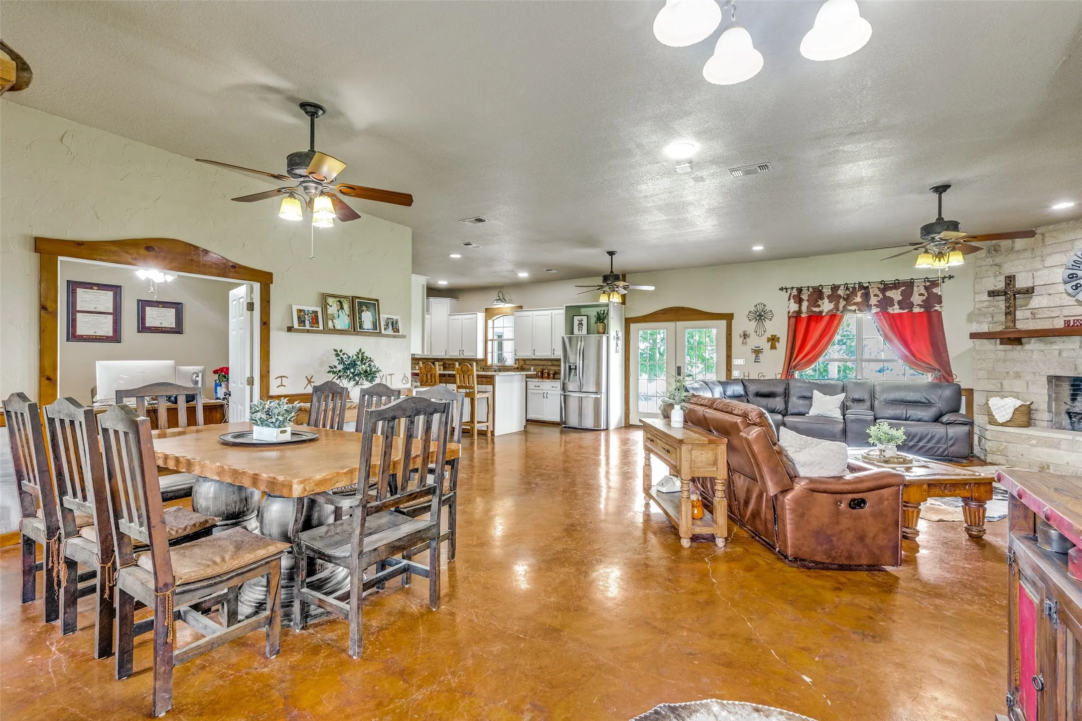 Farm For Sale in Denton County , 5855 Western Star Drive, Justin, Texas 76247, 5 Bedroom, 6 Bathroom, Garage spaces, 3,594 Sqft, built in 2006, mls#21380019, Real Estate Agent in Justin, Homes For Sale in Denton county, Homes For Sale in Justin, Realtor in Justin Texas, Real Estate Brokerage Independent Realty Texas, Luminita Cordes Realtor