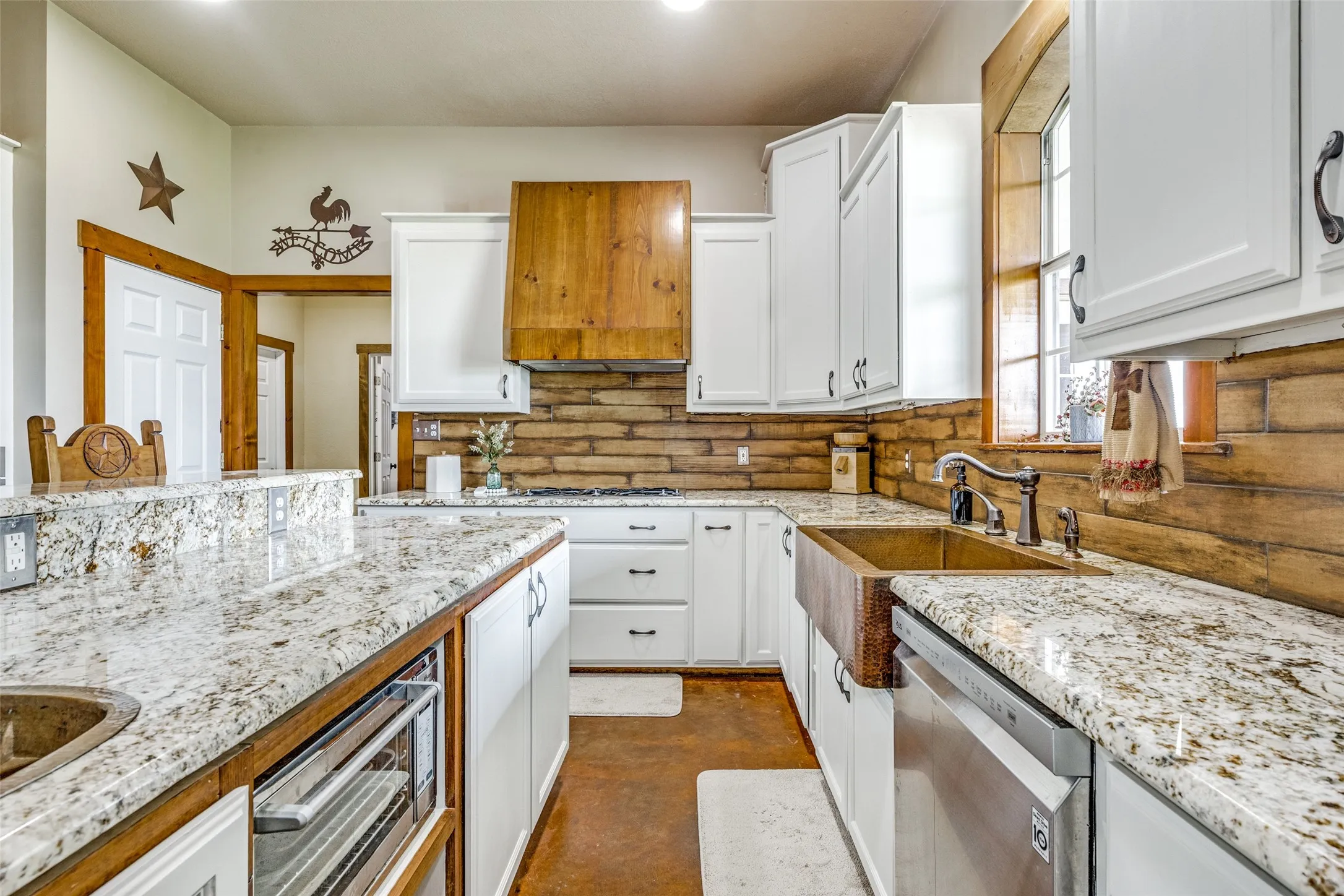 Farm For Sale in Denton County , 5855 Western Star Drive, Justin, Texas 76247, 5 Bedroom, 6 Bathroom, Garage spaces, 3,594 Sqft, built in 2006, mls#21380019, Real Estate Agent in Justin, Homes For Sale in Denton county, Homes For Sale in Justin, Realtor in Justin Texas, Real Estate Brokerage Independent Realty Texas, Luminita Cordes Realtor