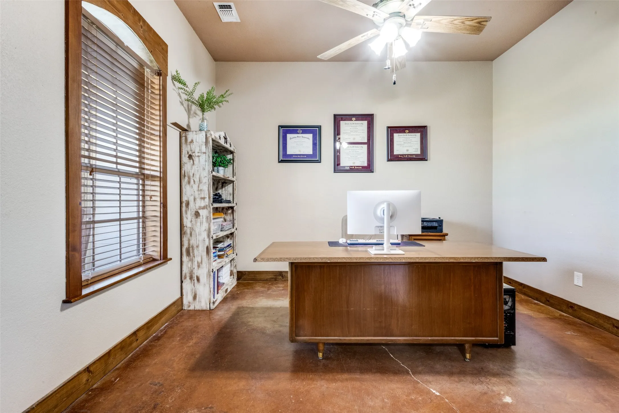 Farm For Sale in Denton County , 5855 Western Star Drive, Justin, Texas 76247, 5 Bedroom, 6 Bathroom, Garage spaces, 3,594 Sqft, built in 2006, mls#21380019, Real Estate Agent in Justin, Homes For Sale in Denton county, Homes For Sale in Justin, Realtor in Justin Texas, Real Estate Brokerage Independent Realty Texas, Luminita Cordes Realtor