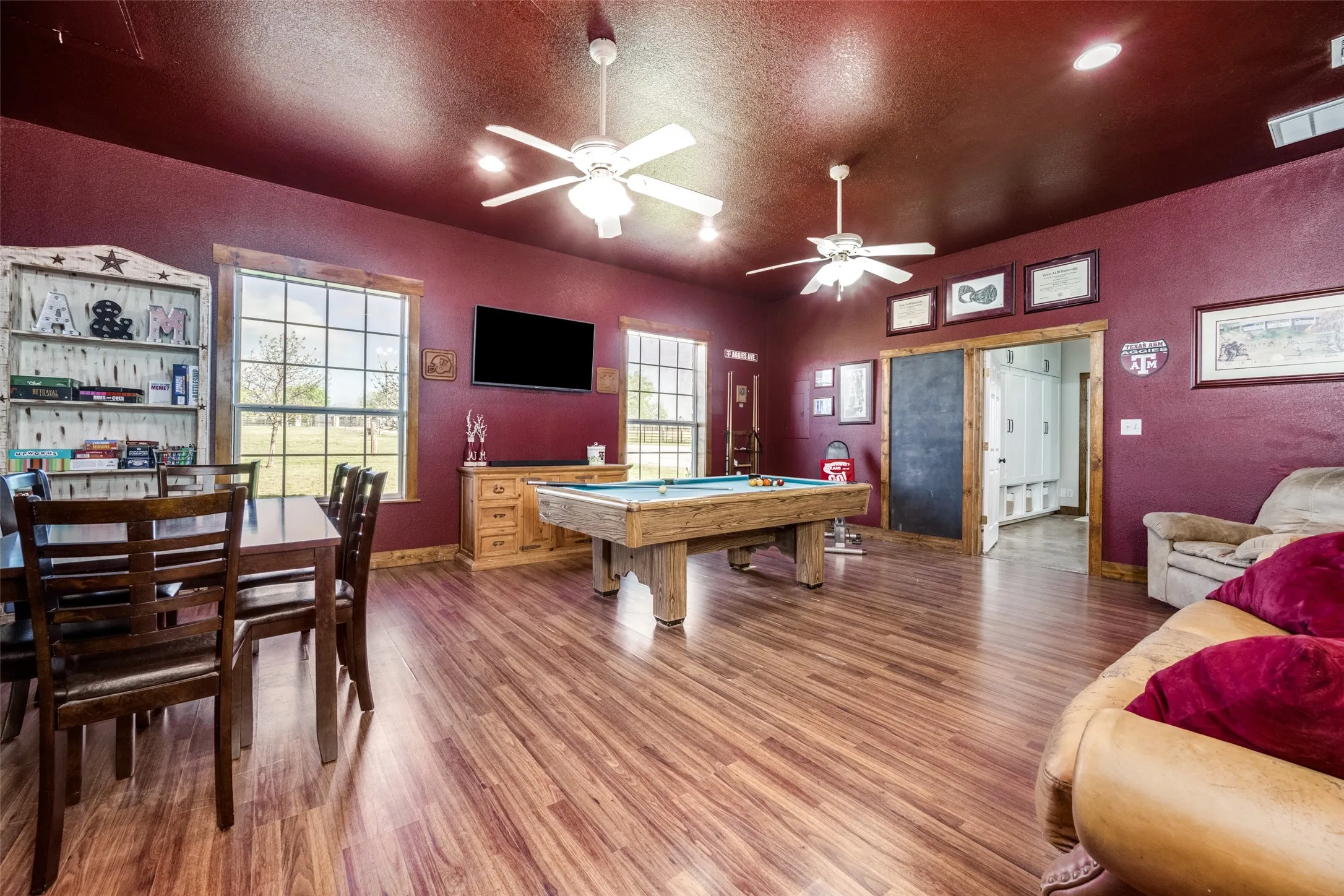 Farm For Sale in Denton County , 5855 Western Star Drive, Justin, Texas 76247, 5 Bedroom, 6 Bathroom, Garage spaces, 3,594 Sqft, built in 2006, mls#21380019, Real Estate Agent in Justin, Homes For Sale in Denton county, Homes For Sale in Justin, Realtor in Justin Texas, Real Estate Brokerage Independent Realty Texas, Luminita Cordes Realtor