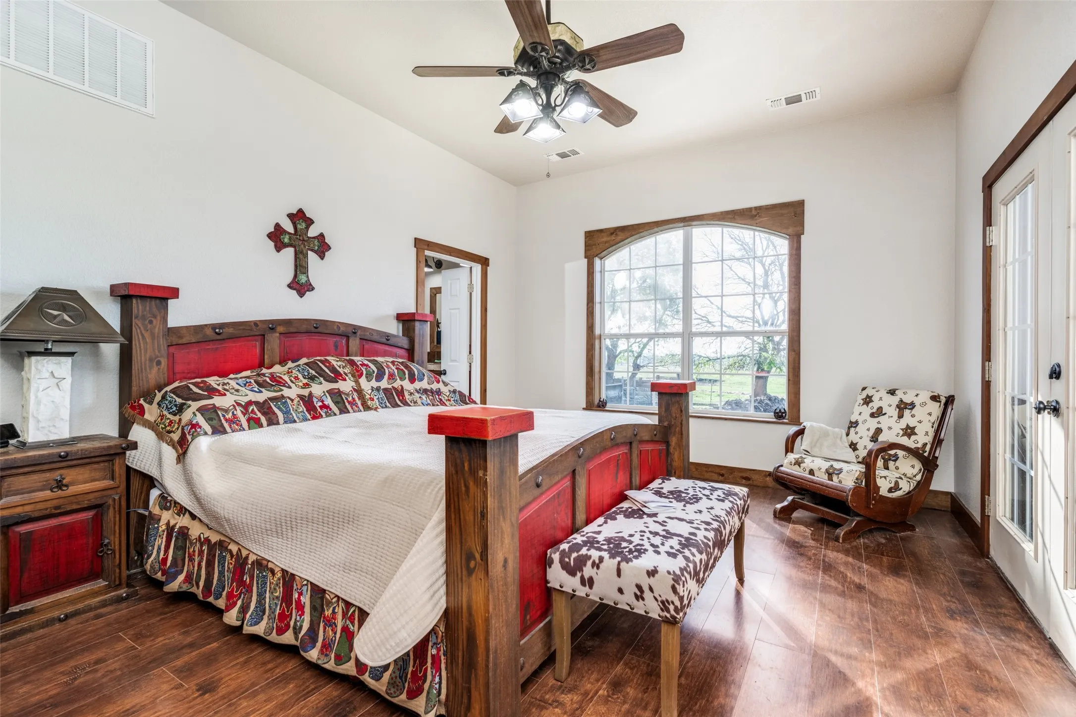 Farm For Sale in Denton County , 5855 Western Star Drive, Justin, Texas 76247, 5 Bedroom, 6 Bathroom, Garage spaces, 3,594 Sqft, built in 2006, mls#21380019, Real Estate Agent in Justin, Homes For Sale in Denton county, Homes For Sale in Justin, Realtor in Justin Texas, Real Estate Brokerage Independent Realty Texas, Luminita Cordes Realtor