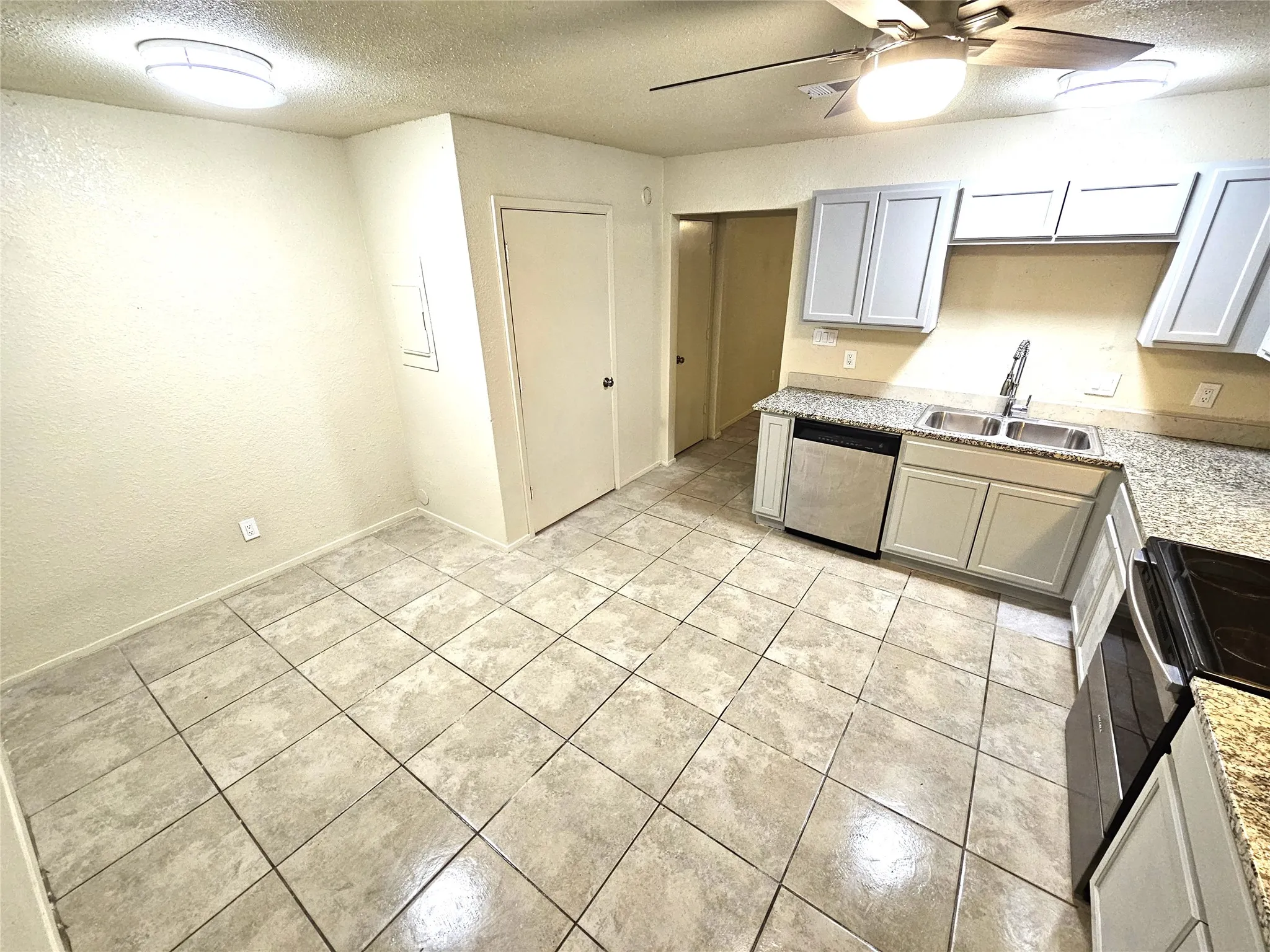 Newlly remodeled kitchen with lots of newly installed cabinets, new modern ceiling fan, modern light. New sink and faucet, new cabinets, granite countertop. new appliances. (unit B)