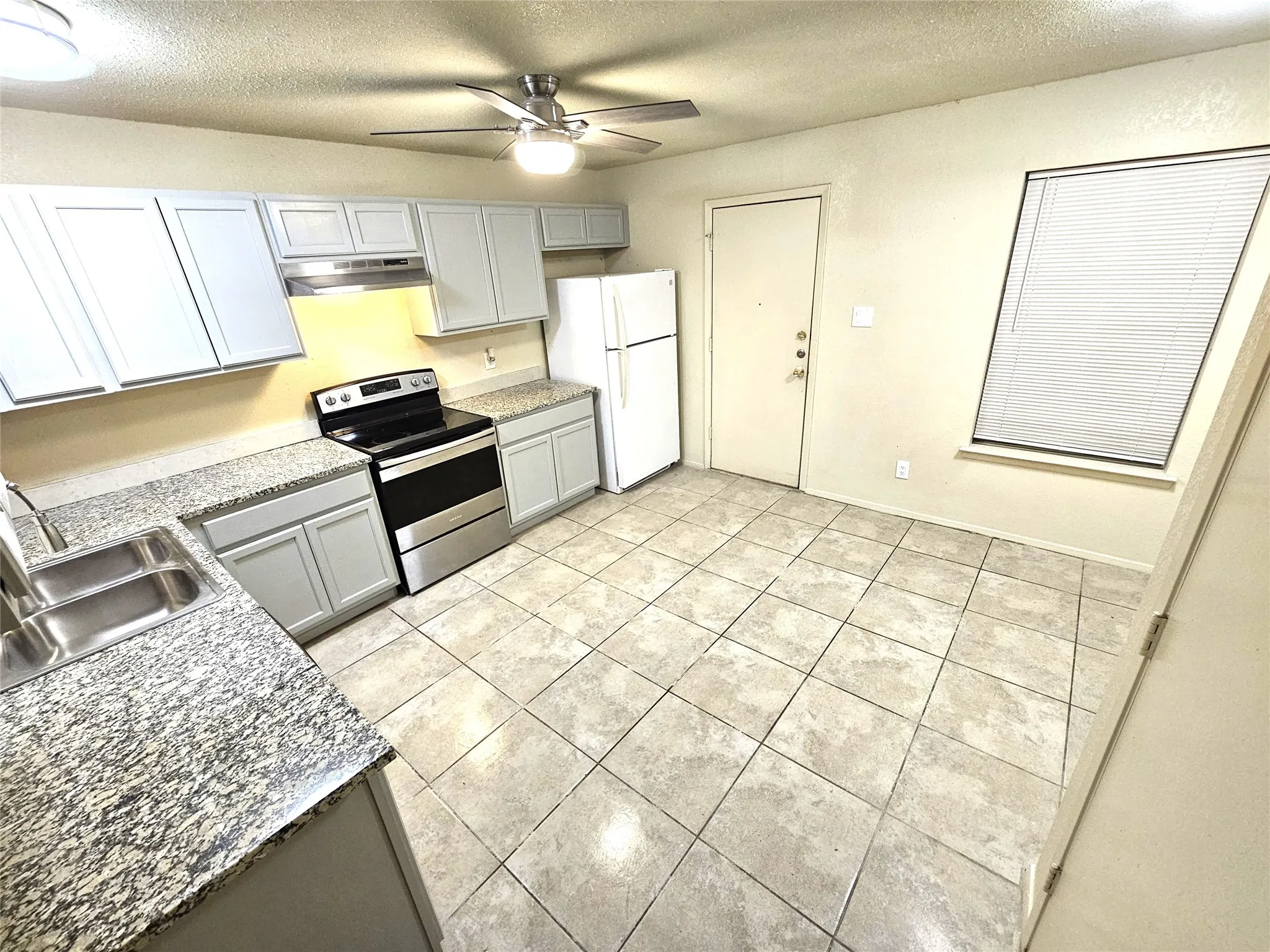 Newlly remodeled kitchen with lots of newly installed cabinets, new modern ceiling fan, modern light. New sink and faucet, new cabinets, granite countertop. new appliances. (unit B)