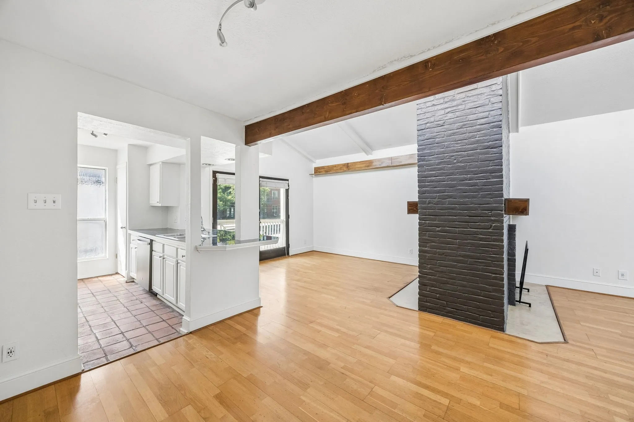 Condominium For Sale in Dallas County , 5926 Sandhurst Lane 224, Dallas, Texas 75206, 2 Bedroom, 2 Bathroom, Garage spaces, 1,046 Sqft, built in 1967, mls#21384050, Real Estate Agent in Dallas, Homes For Sale in Dallas county, Homes For Sale in Dallas, Realtor in Dallas Texas, Real Estate Brokerage Independent Realty Texas, Luminita Cordes Realtor