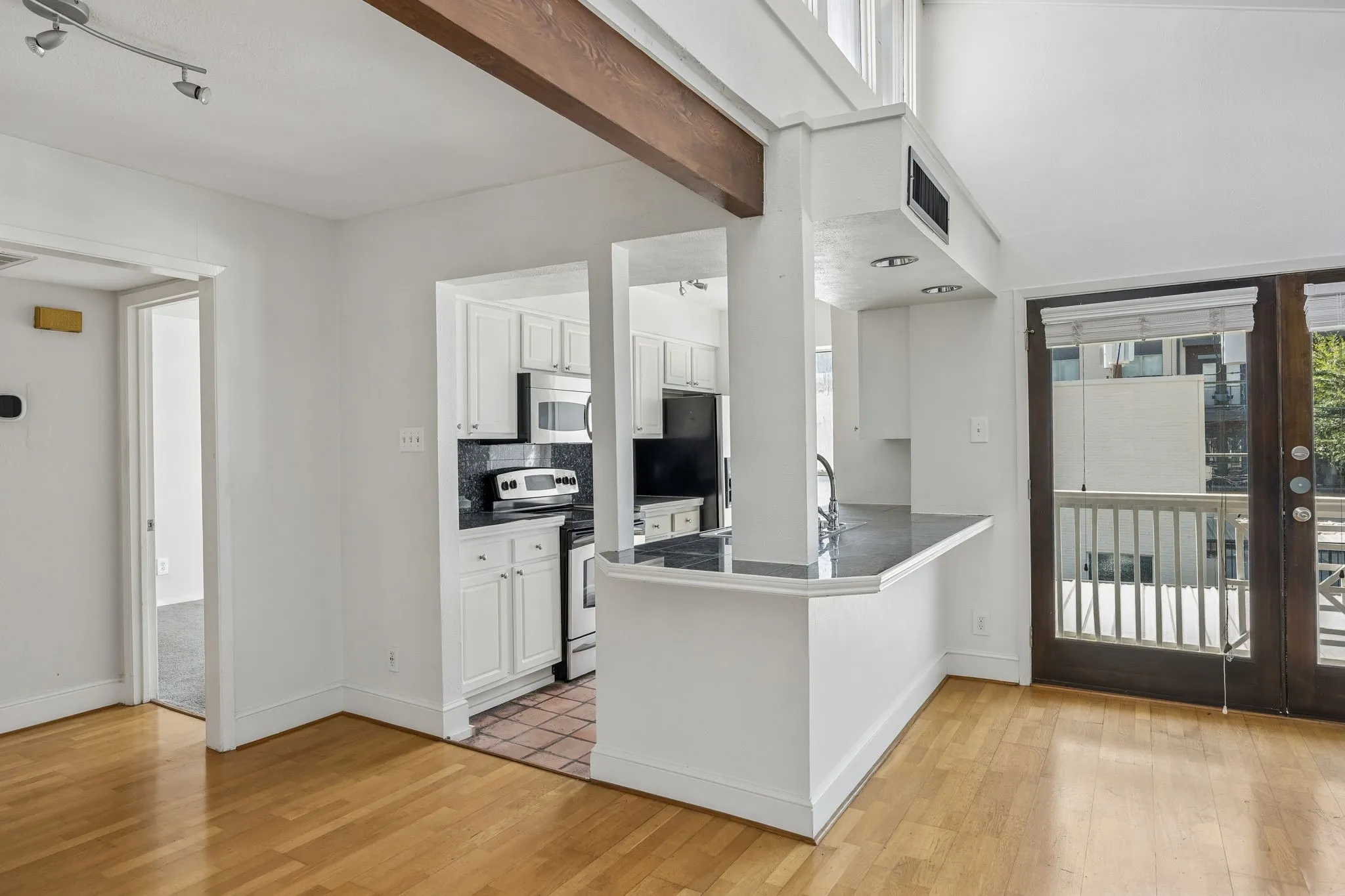 Condominium For Sale in Dallas County , 5926 Sandhurst Lane 224, Dallas, Texas 75206, 2 Bedroom, 2 Bathroom, Garage spaces, 1,046 Sqft, built in 1967, mls#21384050, Real Estate Agent in Dallas, Homes For Sale in Dallas county, Homes For Sale in Dallas, Realtor in Dallas Texas, Real Estate Brokerage Independent Realty Texas, Luminita Cordes Realtor
