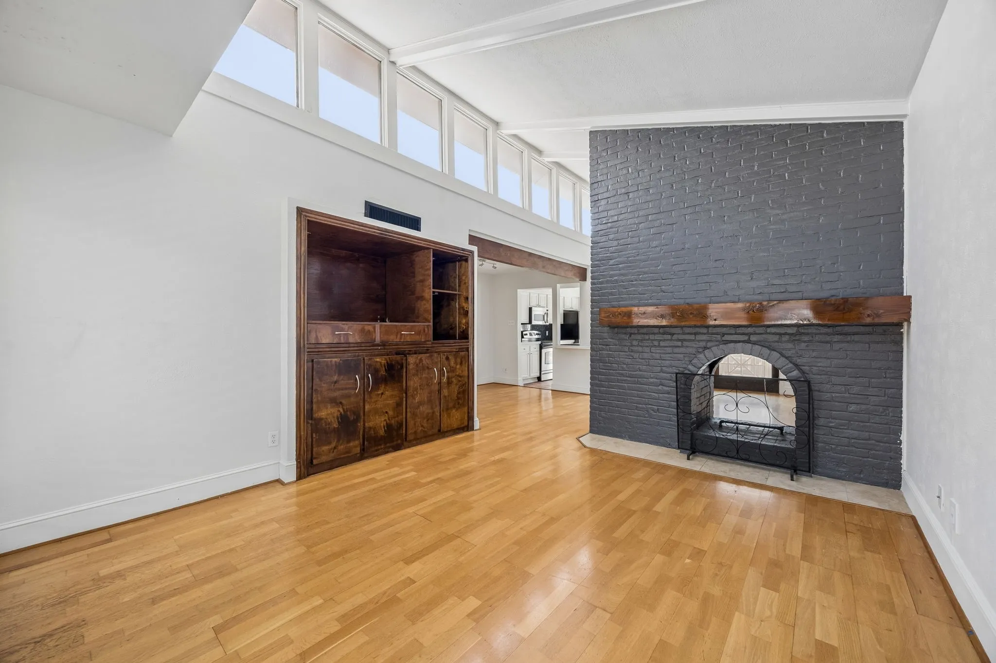 Condominium For Sale in Dallas County , 5926 Sandhurst Lane 224, Dallas, Texas 75206, 2 Bedroom, 2 Bathroom, Garage spaces, 1,046 Sqft, built in 1967, mls#21384050, Real Estate Agent in Dallas, Homes For Sale in Dallas county, Homes For Sale in Dallas, Realtor in Dallas Texas, Real Estate Brokerage Independent Realty Texas, Luminita Cordes Realtor