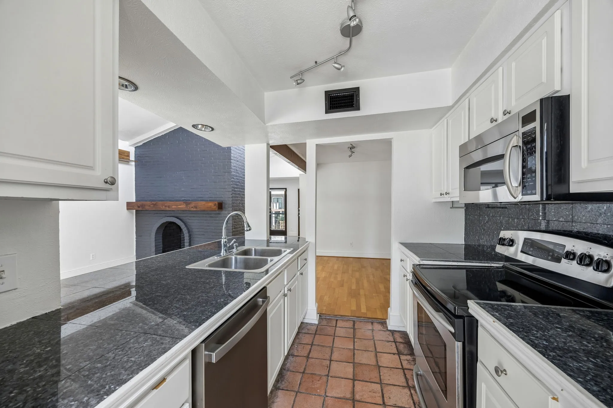 Condominium For Sale in Dallas County , 5926 Sandhurst Lane 224, Dallas, Texas 75206, 2 Bedroom, 2 Bathroom, Garage spaces, 1,046 Sqft, built in 1967, mls#21384050, Real Estate Agent in Dallas, Homes For Sale in Dallas county, Homes For Sale in Dallas, Realtor in Dallas Texas, Real Estate Brokerage Independent Realty Texas, Luminita Cordes Realtor