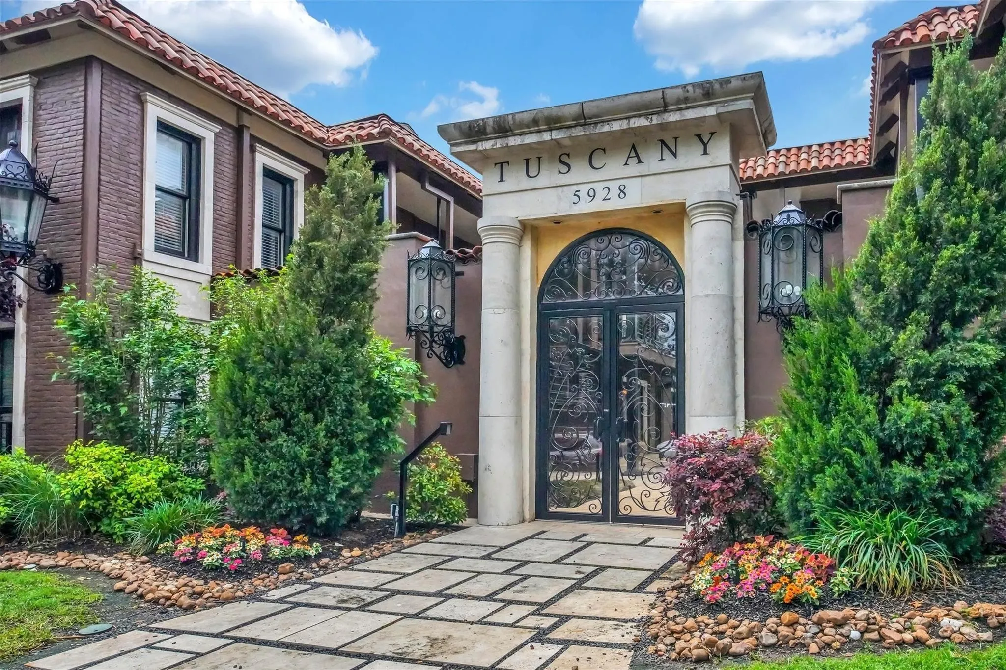 Condominium For Sale in Dallas County , 5926 Sandhurst Lane 224, Dallas, Texas 75206, 2 Bedroom, 2 Bathroom, Garage spaces, 1,046 Sqft, built in 1967, mls#21384050, Real Estate Agent in Dallas, Homes For Sale in Dallas county, Homes For Sale in Dallas, Realtor in Dallas Texas, Real Estate Brokerage Independent Realty Texas, Luminita Cordes Realtor