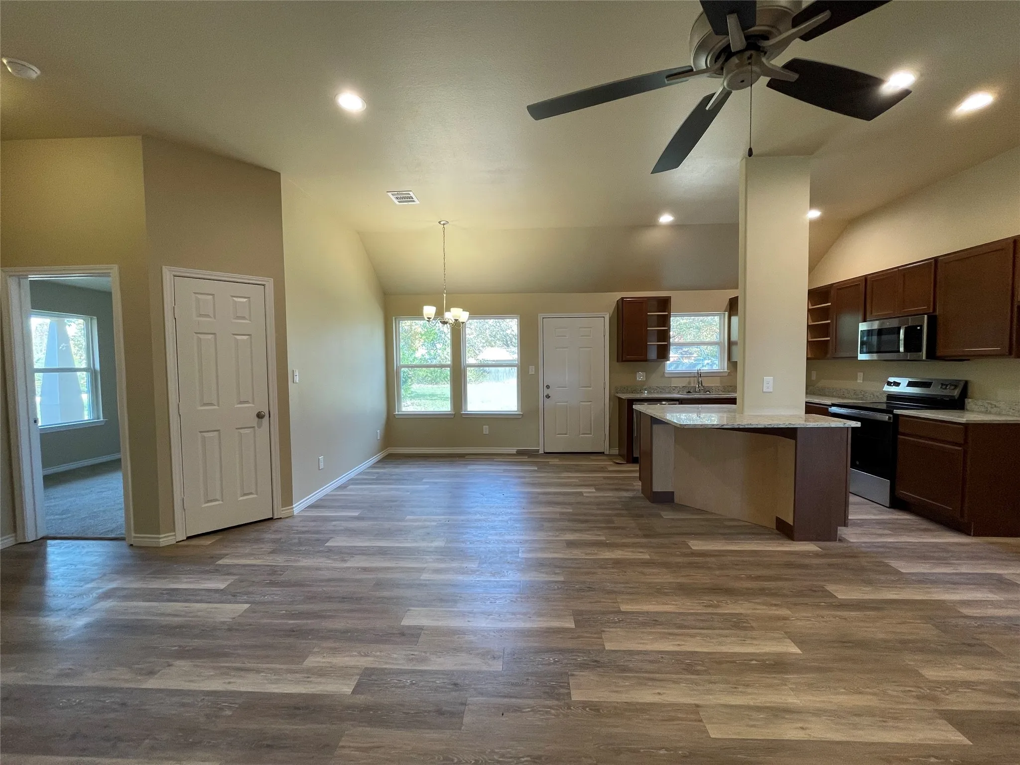Single Family Residence For Sale in Hunt County , 721 HILLBURN, West Tawakoni, Texas 75474, 4 Bedroom, 3 Bathroom, 2 Garage spaces, 1,577 Sqft, built in 2023, mls#21372107, Real Estate Agent in West Tawakoni, Homes For Sale in Hunt county, Homes For Sale in West Tawakoni, Realtor in West Tawakoni Texas, Real Estate Brokerage Independent Realty Texas, Luminita Cordes Realtor