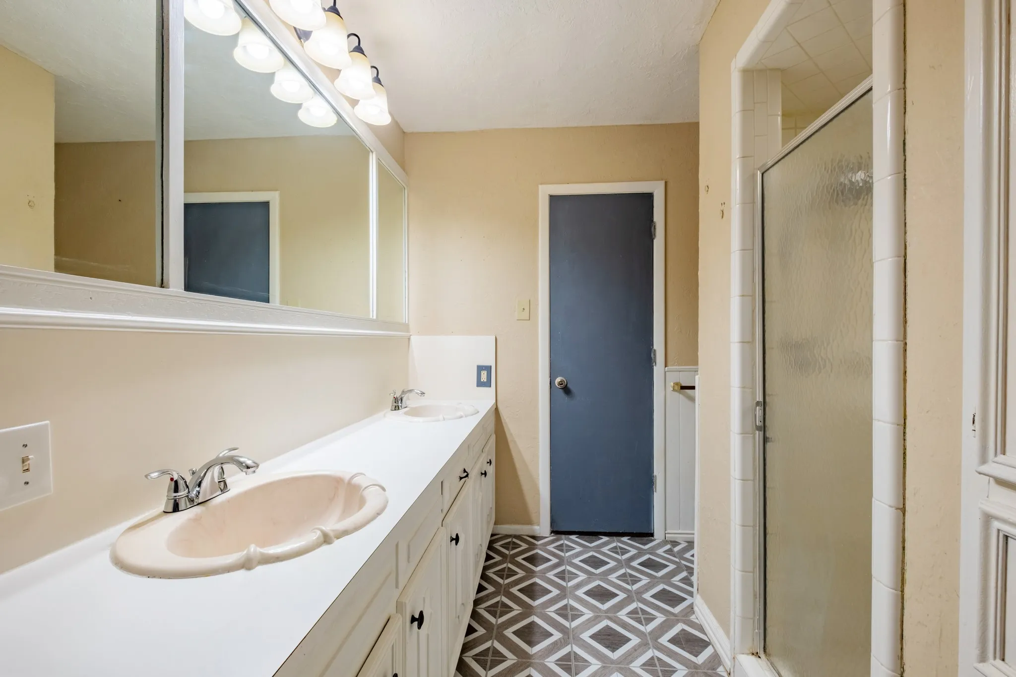 Single Family Residence For Sale in Tarrant County , 156 S Pearson, Keller, Texas 76248, 4 Bedroom, 3 Bathroom, 3 Garage spaces, 3,041 Sqft, built in 1972, mls#21384071, Real Estate Agent in Keller, Homes For Sale in Tarrant county, Homes For Sale in Keller, Realtor in Keller Texas, Real Estate Brokerage Independent Realty Texas, Luminita Cordes Realtor