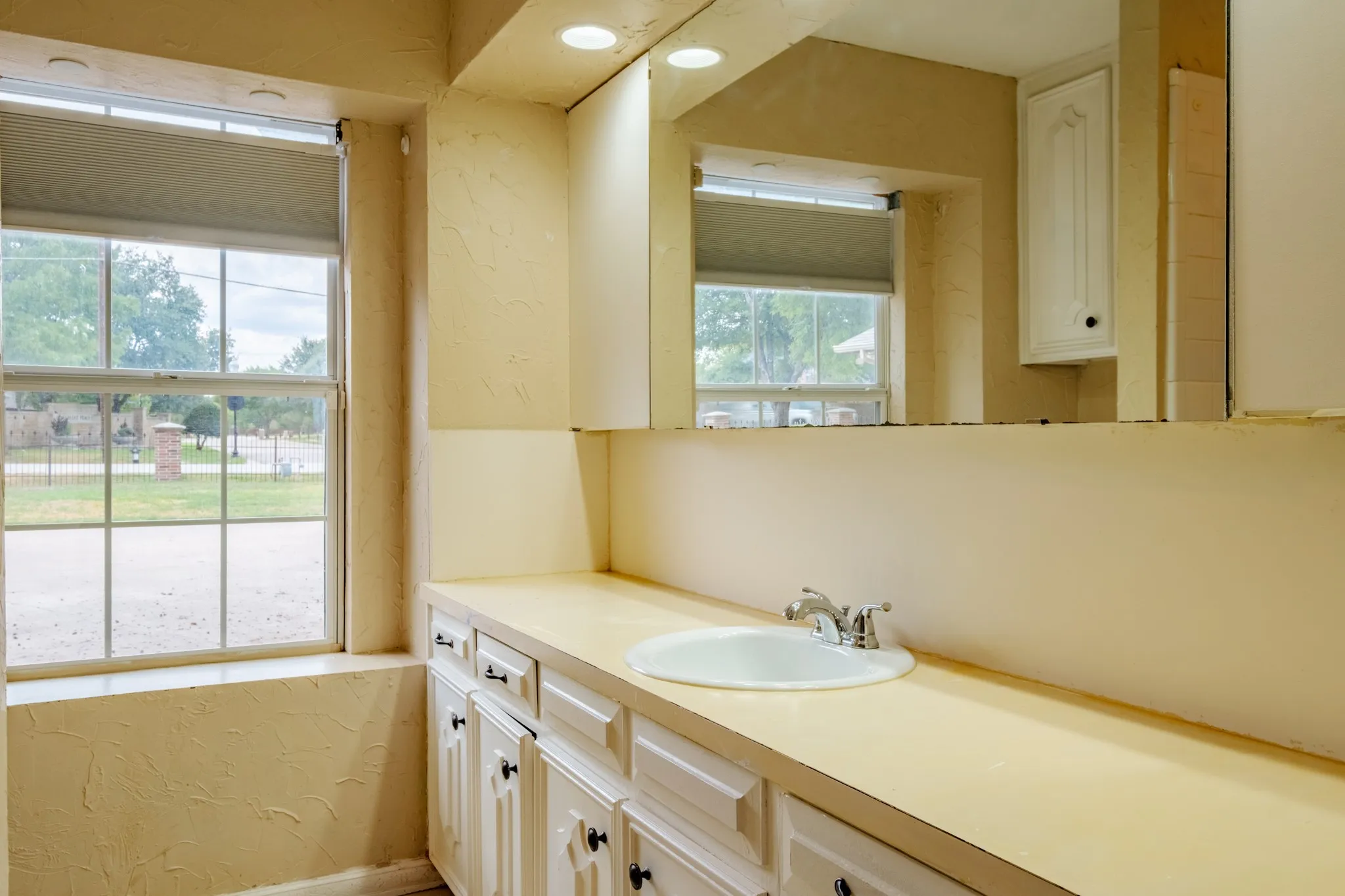 Single Family Residence For Sale in Tarrant County , 156 S Pearson, Keller, Texas 76248, 4 Bedroom, 3 Bathroom, 3 Garage spaces, 3,041 Sqft, built in 1972, mls#21384071, Real Estate Agent in Keller, Homes For Sale in Tarrant county, Homes For Sale in Keller, Realtor in Keller Texas, Real Estate Brokerage Independent Realty Texas, Luminita Cordes Realtor