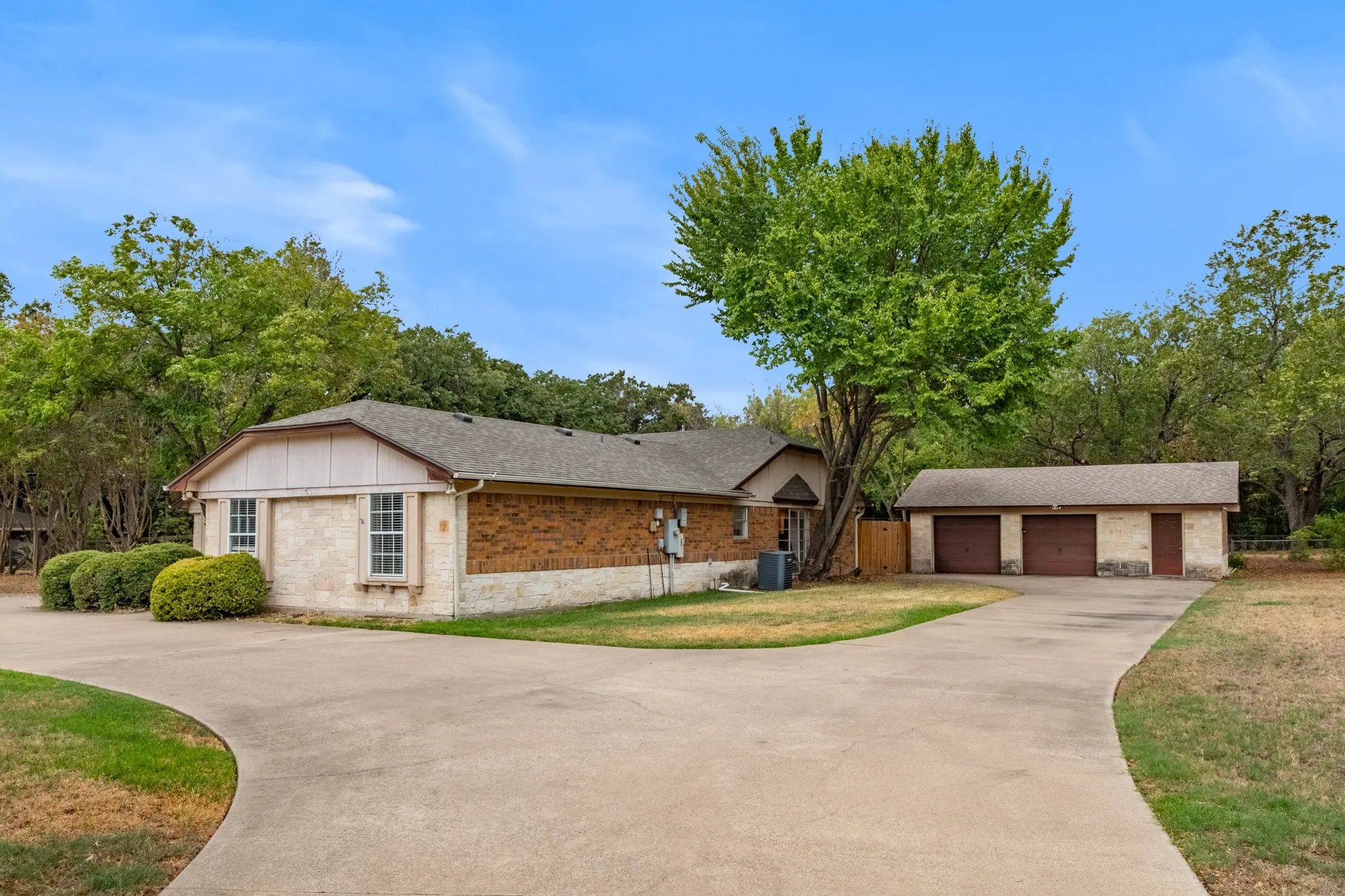 Single Family Residence For Sale in Tarrant County , 156 S Pearson, Keller, Texas 76248, 4 Bedroom, 3 Bathroom, 3 Garage spaces, 3,041 Sqft, built in 1972, mls#21384071, Real Estate Agent in Keller, Homes For Sale in Tarrant county, Homes For Sale in Keller, Realtor in Keller Texas, Real Estate Brokerage Independent Realty Texas, Luminita Cordes Realtor
