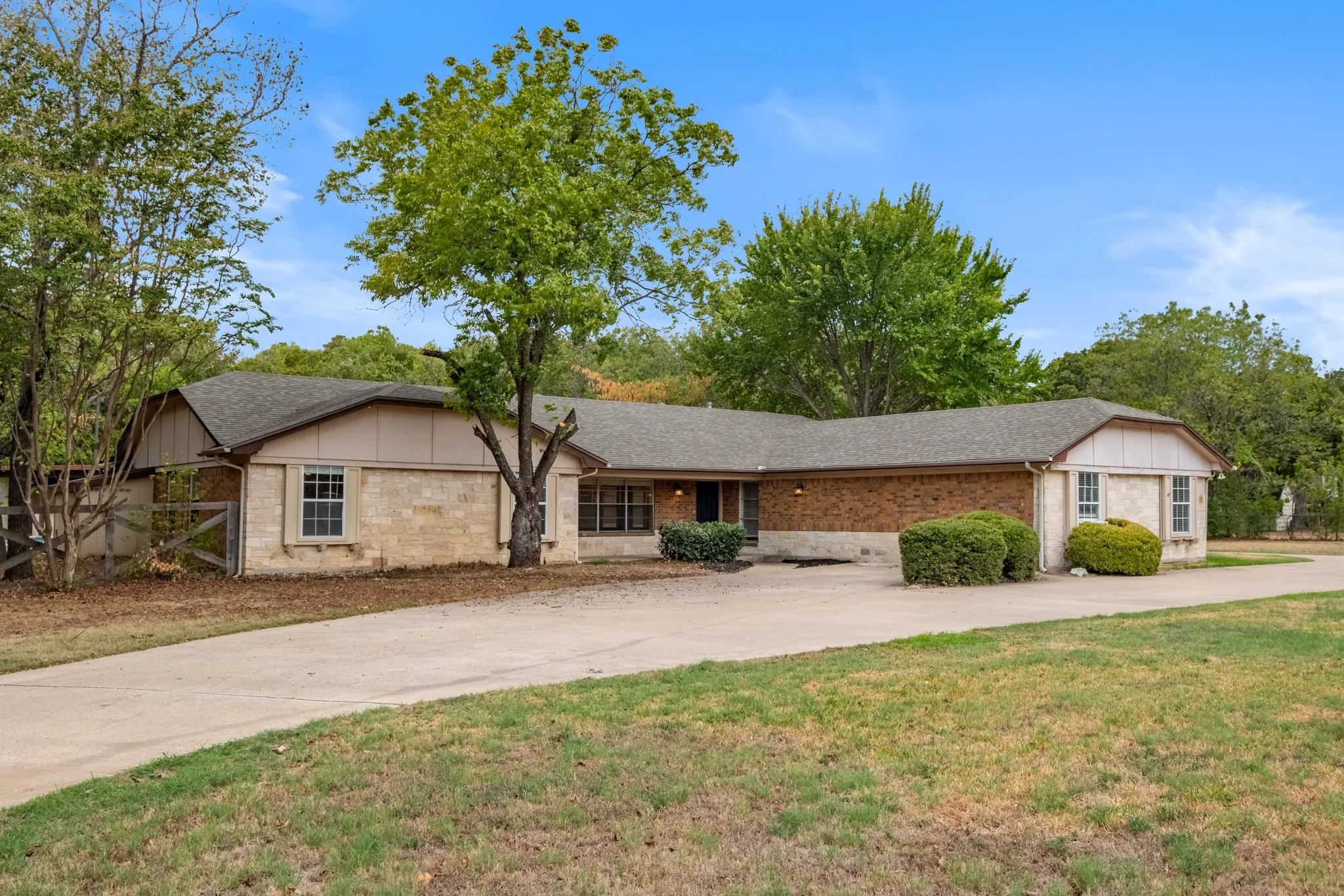 Single Family Residence For Sale in Tarrant County , 156 S Pearson, Keller, Texas 76248, 4 Bedroom, 3 Bathroom, 3 Garage spaces, 3,041 Sqft, built in 1972, mls#21384071, Real Estate Agent in Keller, Homes For Sale in Tarrant county, Homes For Sale in Keller, Realtor in Keller Texas, Real Estate Brokerage Independent Realty Texas, Luminita Cordes Realtor
