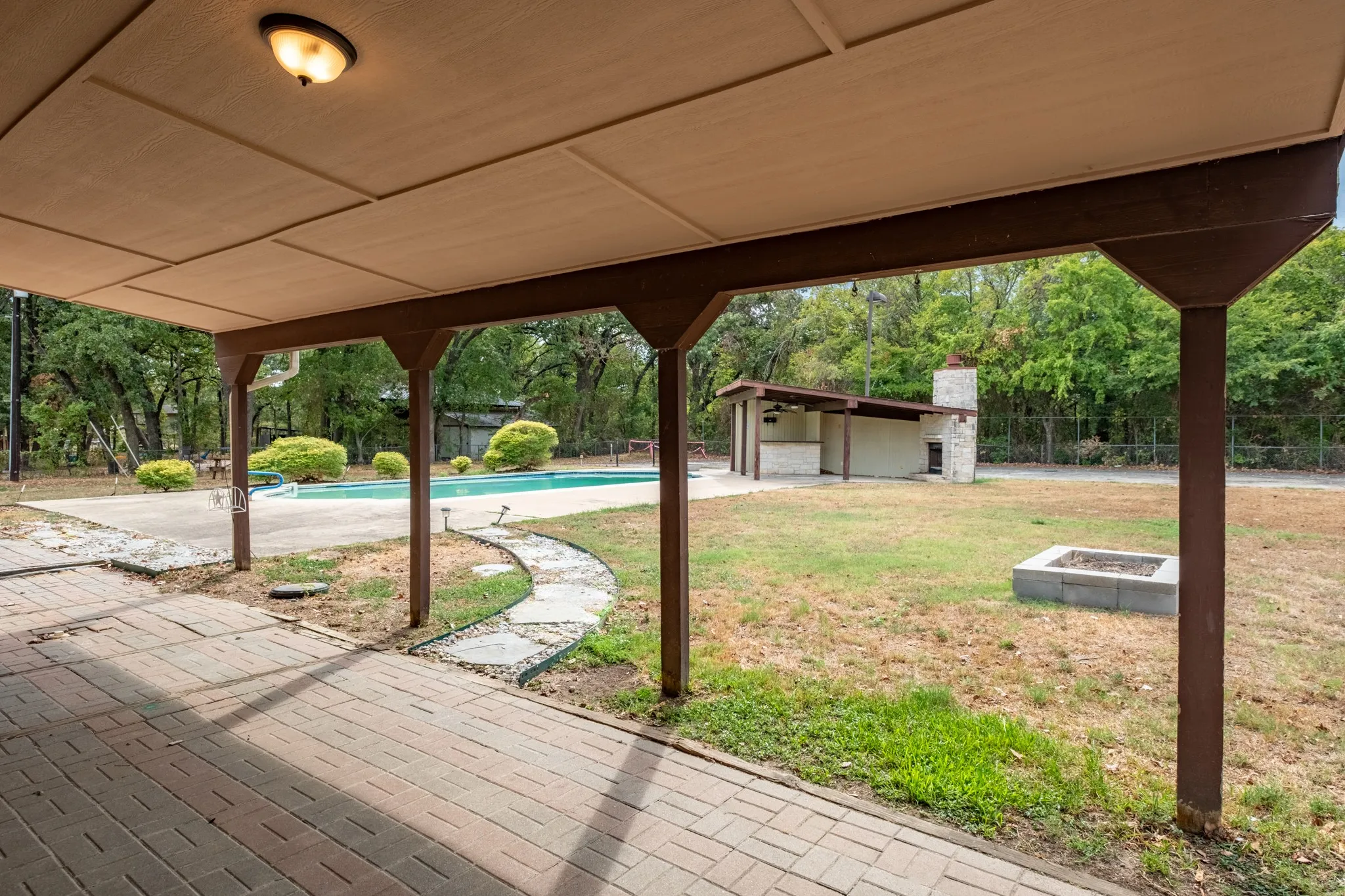 Single Family Residence For Sale in Tarrant County , 156 S Pearson, Keller, Texas 76248, 4 Bedroom, 3 Bathroom, 3 Garage spaces, 3,041 Sqft, built in 1972, mls#21384071, Real Estate Agent in Keller, Homes For Sale in Tarrant county, Homes For Sale in Keller, Realtor in Keller Texas, Real Estate Brokerage Independent Realty Texas, Luminita Cordes Realtor