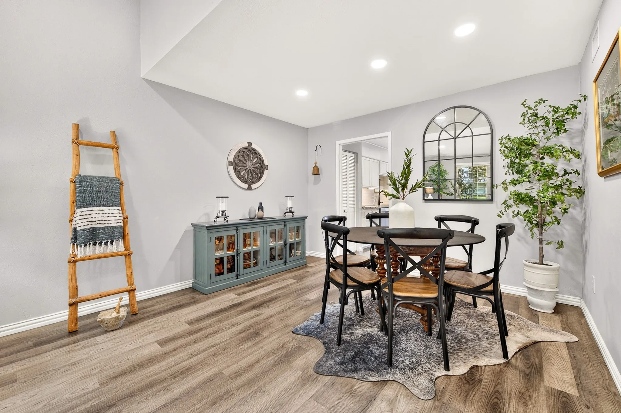 Townhouse For Sale in Dallas County , 13640 Flagstone Lane, Dallas, Texas 75240, 2 Bedroom, 2 Bathroom, Garage spaces, 1,200 Sqft, built in 1970, mls#21376076, Real Estate Agent in Dallas, Homes For Sale in Dallas county, Homes For Sale in Dallas, Realtor in Dallas Texas, Real Estate Brokerage Independent Realty Texas, Luminita Cordes Realtor