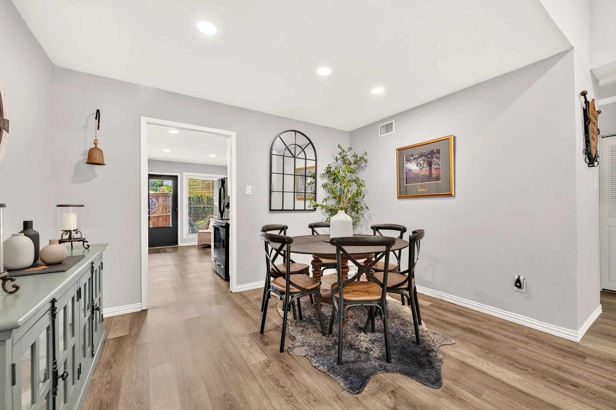 Townhouse For Sale in Dallas County , 13640 Flagstone Lane, Dallas, Texas 75240, 2 Bedroom, 2 Bathroom, Garage spaces, 1,200 Sqft, built in 1970, mls#21376076, Real Estate Agent in Dallas, Homes For Sale in Dallas county, Homes For Sale in Dallas, Realtor in Dallas Texas, Real Estate Brokerage Independent Realty Texas, Luminita Cordes Realtor