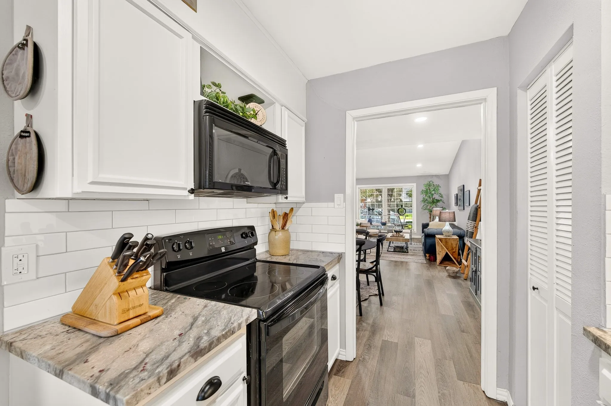 Townhouse For Sale in Dallas County , 13640 Flagstone Lane, Dallas, Texas 75240, 2 Bedroom, 2 Bathroom, Garage spaces, 1,200 Sqft, built in 1970, mls#21376076, Real Estate Agent in Dallas, Homes For Sale in Dallas county, Homes For Sale in Dallas, Realtor in Dallas Texas, Real Estate Brokerage Independent Realty Texas, Luminita Cordes Realtor