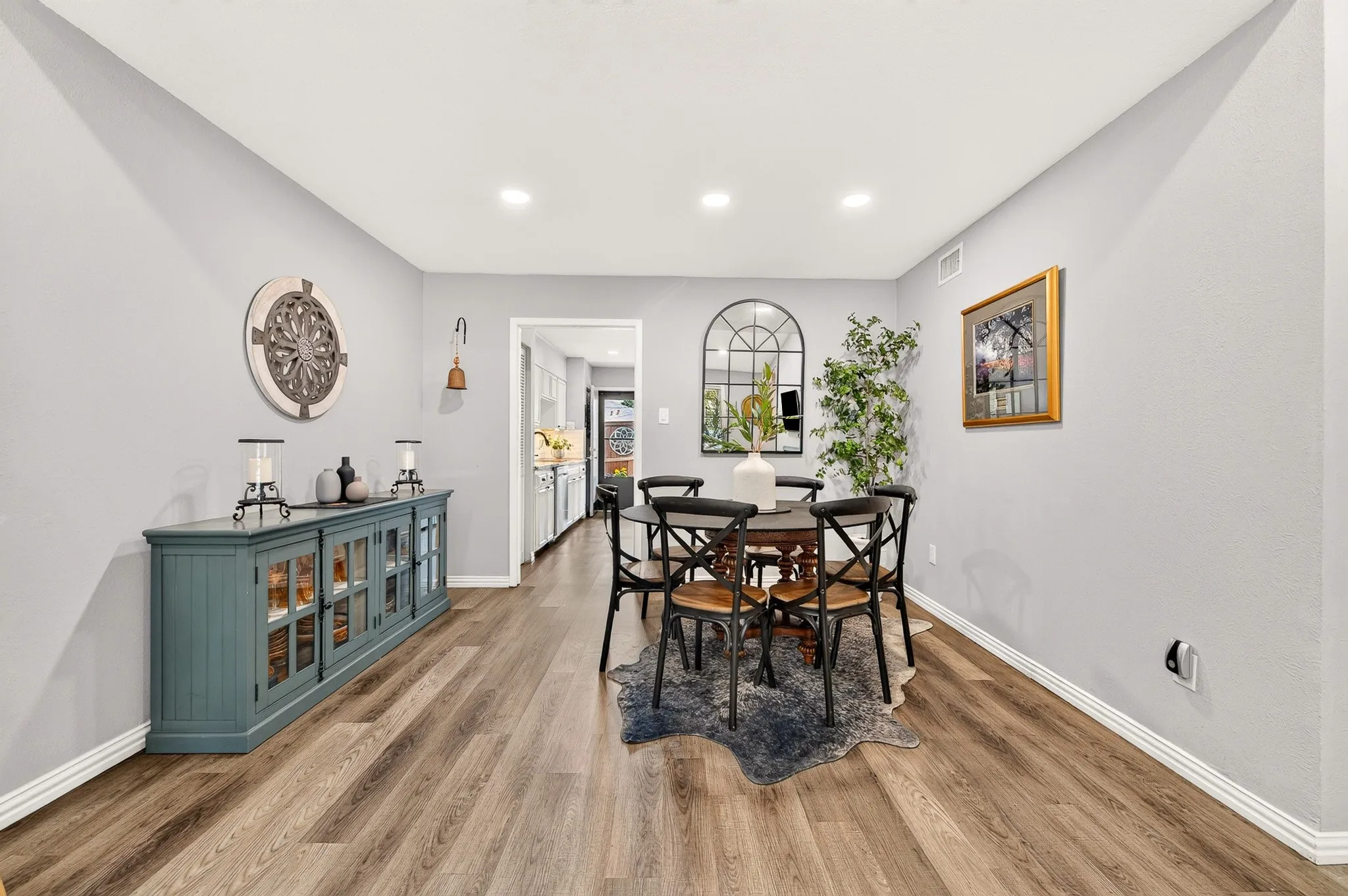 Townhouse For Sale in Dallas County , 13640 Flagstone Lane, Dallas, Texas 75240, 2 Bedroom, 2 Bathroom, Garage spaces, 1,200 Sqft, built in 1970, mls#21376076, Real Estate Agent in Dallas, Homes For Sale in Dallas county, Homes For Sale in Dallas, Realtor in Dallas Texas, Real Estate Brokerage Independent Realty Texas, Luminita Cordes Realtor