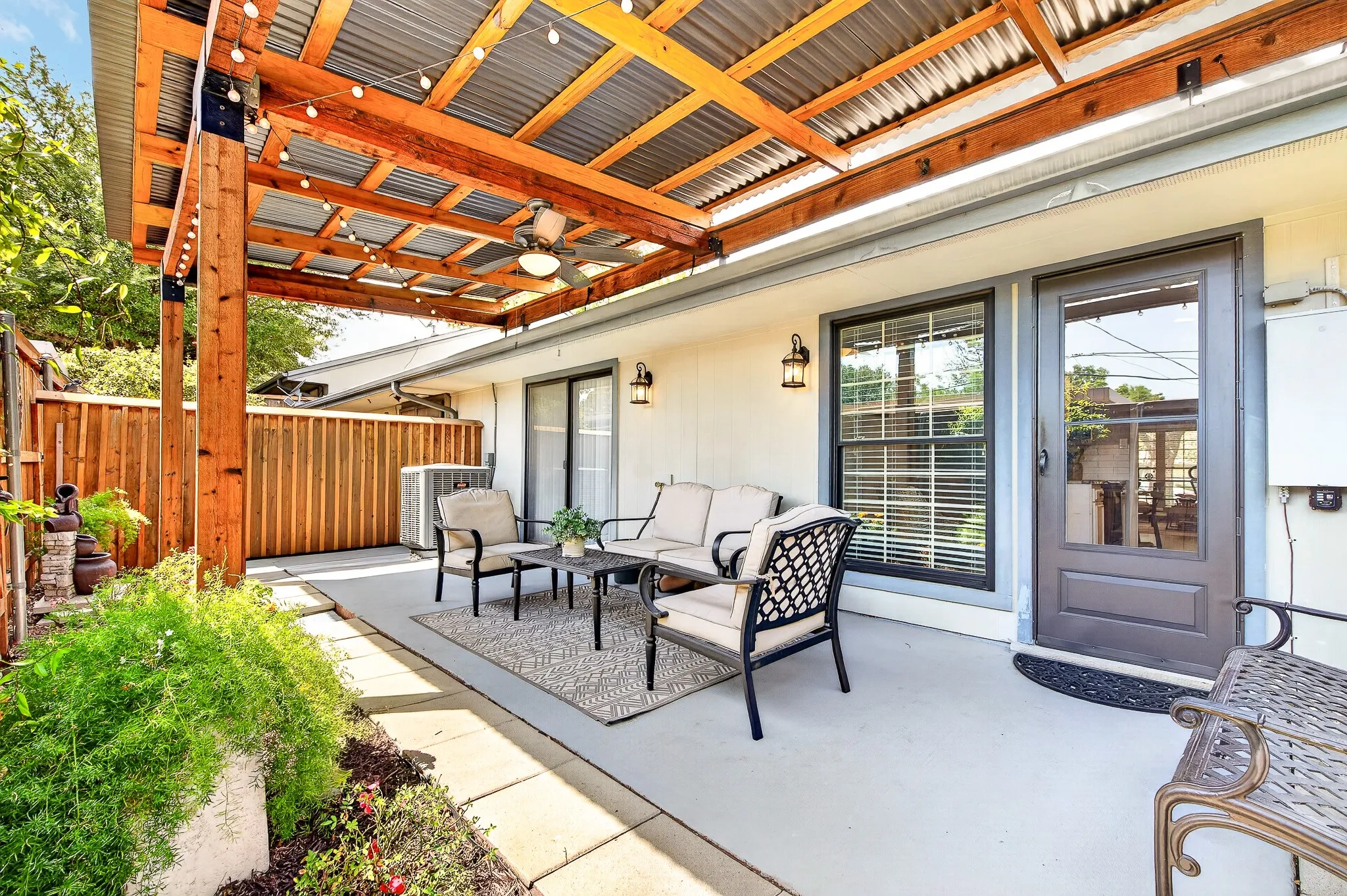 Townhouse For Sale in Dallas County , 13640 Flagstone Lane, Dallas, Texas 75240, 2 Bedroom, 2 Bathroom, Garage spaces, 1,200 Sqft, built in 1970, mls#21376076, Real Estate Agent in Dallas, Homes For Sale in Dallas county, Homes For Sale in Dallas, Realtor in Dallas Texas, Real Estate Brokerage Independent Realty Texas, Luminita Cordes Realtor