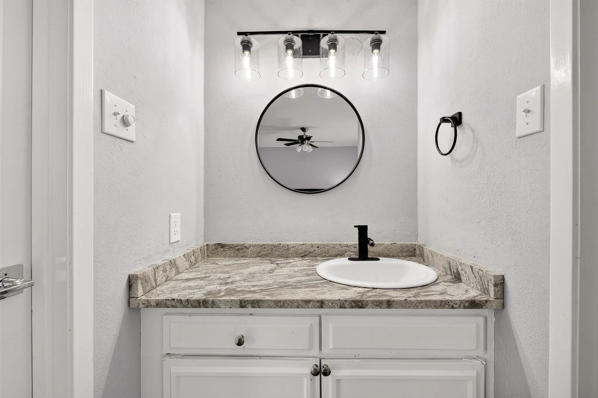 Townhouse For Sale in Dallas County , 13640 Flagstone Lane, Dallas, Texas 75240, 2 Bedroom, 2 Bathroom, Garage spaces, 1,200 Sqft, built in 1970, mls#21376076, Real Estate Agent in Dallas, Homes For Sale in Dallas county, Homes For Sale in Dallas, Realtor in Dallas Texas, Real Estate Brokerage Independent Realty Texas, Luminita Cordes Realtor