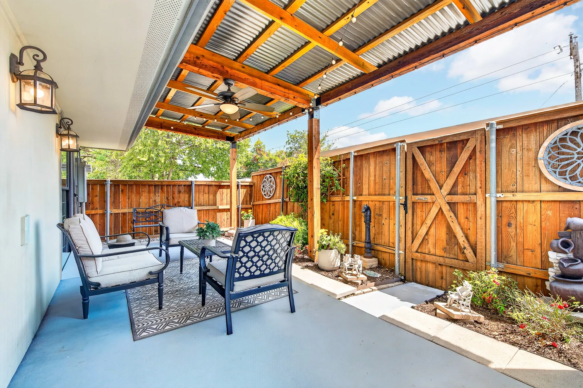 Townhouse For Sale in Dallas County , 13640 Flagstone Lane, Dallas, Texas 75240, 2 Bedroom, 2 Bathroom, Garage spaces, 1,200 Sqft, built in 1970, mls#21376076, Real Estate Agent in Dallas, Homes For Sale in Dallas county, Homes For Sale in Dallas, Realtor in Dallas Texas, Real Estate Brokerage Independent Realty Texas, Luminita Cordes Realtor