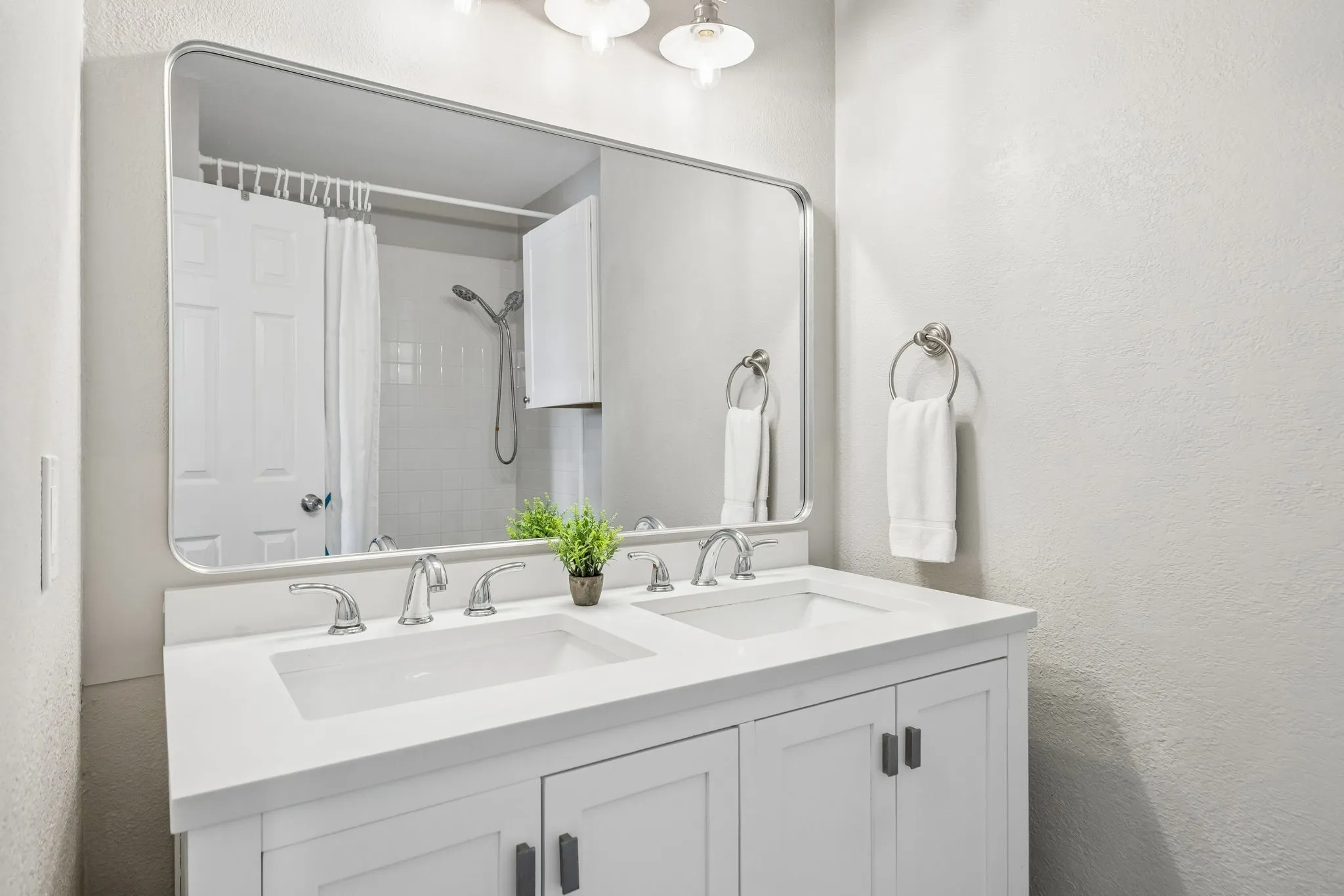 Full bath with updated cabineets, mirrors & lighting.