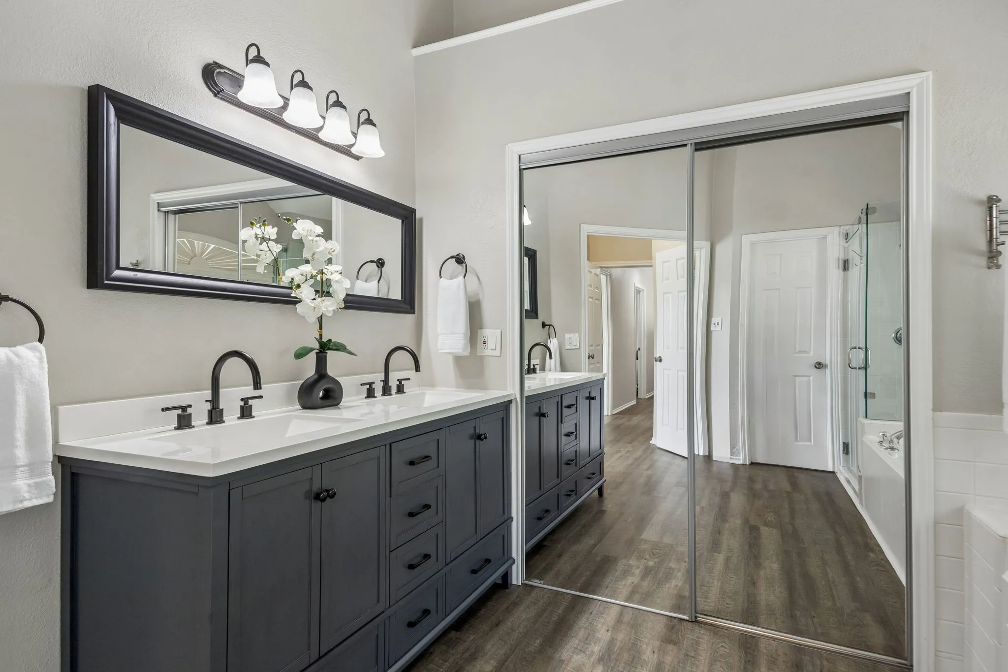 Trendy double sink with plenty of cupbord and cabinet space