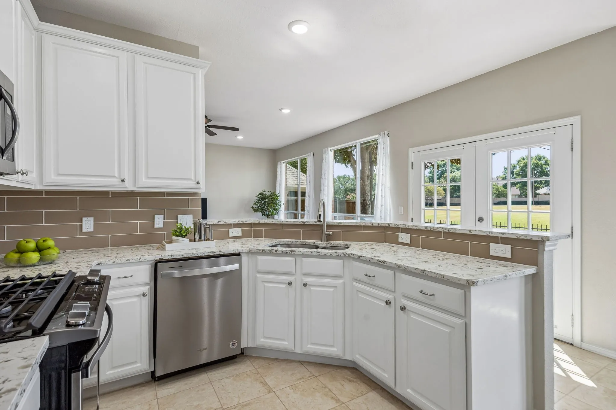 Designer quartz countertops & stainless steel appliances - a chef's delight