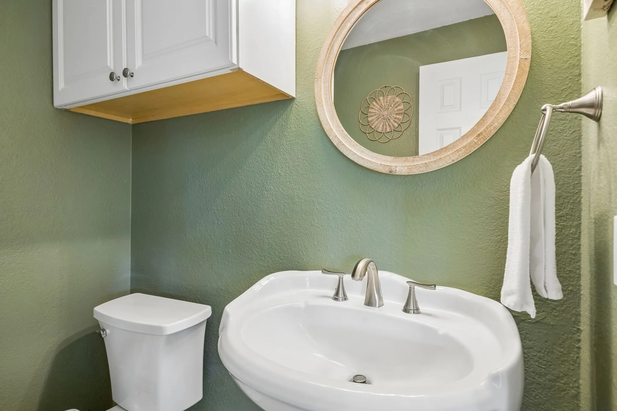 Nicely appointed half bath