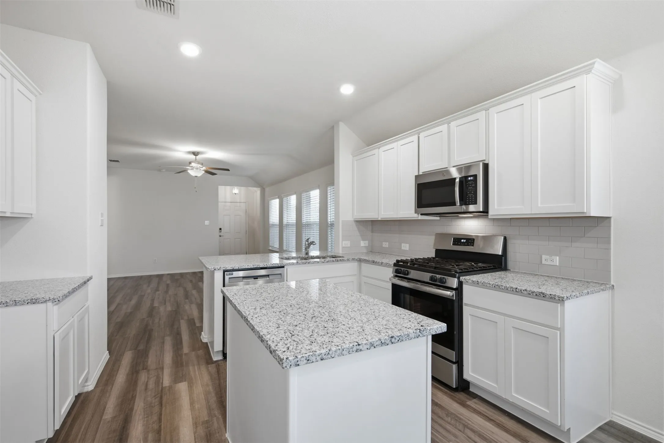Single Family Residence For Sale in Kaufman County , 4007 Springfield Lane, Heartland, Texas 75126, 3 Bedroom, 2 Bathroom, 2 Garage spaces, 1,370 Sqft, built in 2019, mls#21380397, Real Estate Agent in Heartland, Homes For Sale in Kaufman county, Homes For Sale in Heartland, Realtor in Heartland Texas, Real Estate Brokerage Independent Realty Texas, Luminita Cordes Realtor