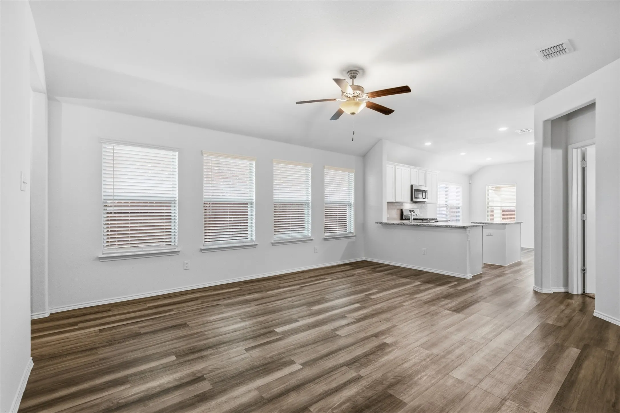 Single Family Residence For Sale in Kaufman County , 4007 Springfield Lane, Heartland, Texas 75126, 3 Bedroom, 2 Bathroom, 2 Garage spaces, 1,370 Sqft, built in 2019, mls#21380397, Real Estate Agent in Heartland, Homes For Sale in Kaufman county, Homes For Sale in Heartland, Realtor in Heartland Texas, Real Estate Brokerage Independent Realty Texas, Luminita Cordes Realtor