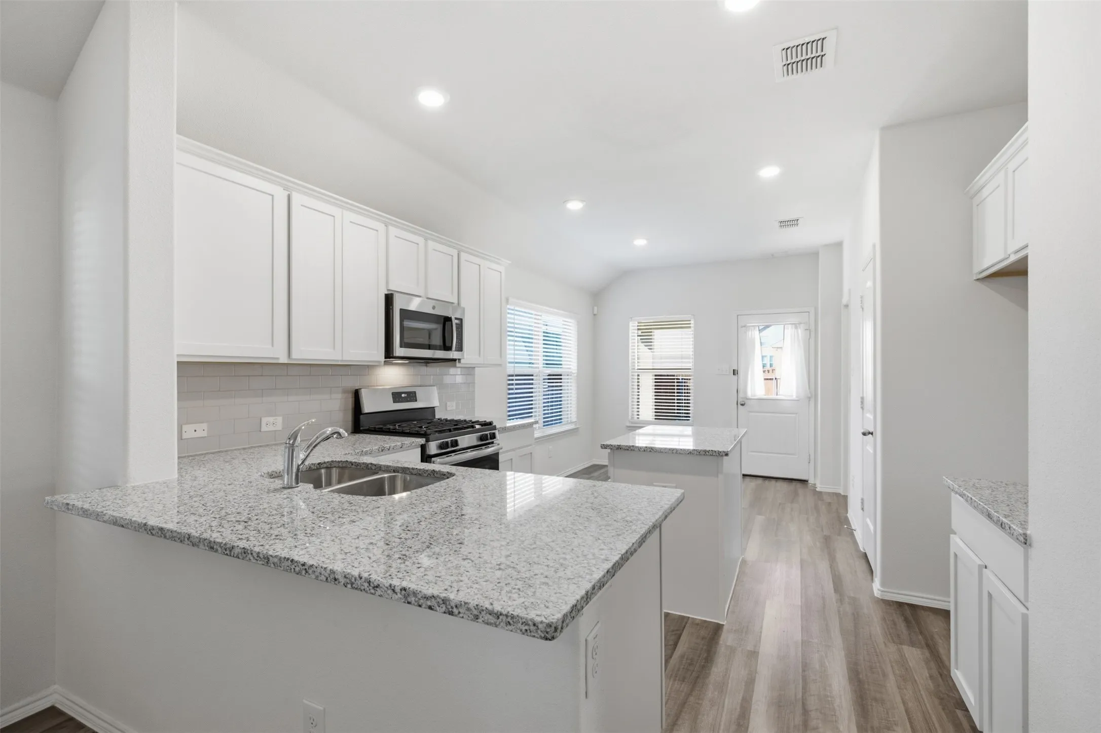 Single Family Residence For Sale in Kaufman County , 4007 Springfield Lane, Heartland, Texas 75126, 3 Bedroom, 2 Bathroom, 2 Garage spaces, 1,370 Sqft, built in 2019, mls#21380397, Real Estate Agent in Heartland, Homes For Sale in Kaufman county, Homes For Sale in Heartland, Realtor in Heartland Texas, Real Estate Brokerage Independent Realty Texas, Luminita Cordes Realtor