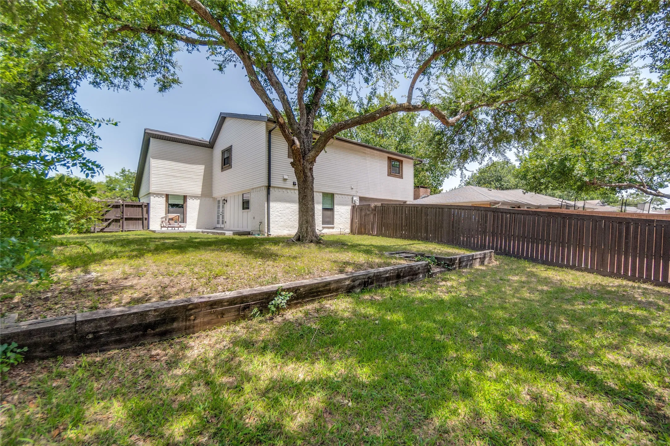 Single Family Residence For Sale in Denton County , 3715 Westminster Drive, Carrollton, Texas 75007, 4 Bedroom, 4 Bathroom, 2 Garage spaces, 2,108 Sqft, built in 1977, mls#21375134, Real Estate Agent in Carrollton, Homes For Sale in Denton county, Homes For Sale in Carrollton, Realtor in Carrollton Texas, Real Estate Brokerage Independent Realty Texas, Luminita Cordes Realtor