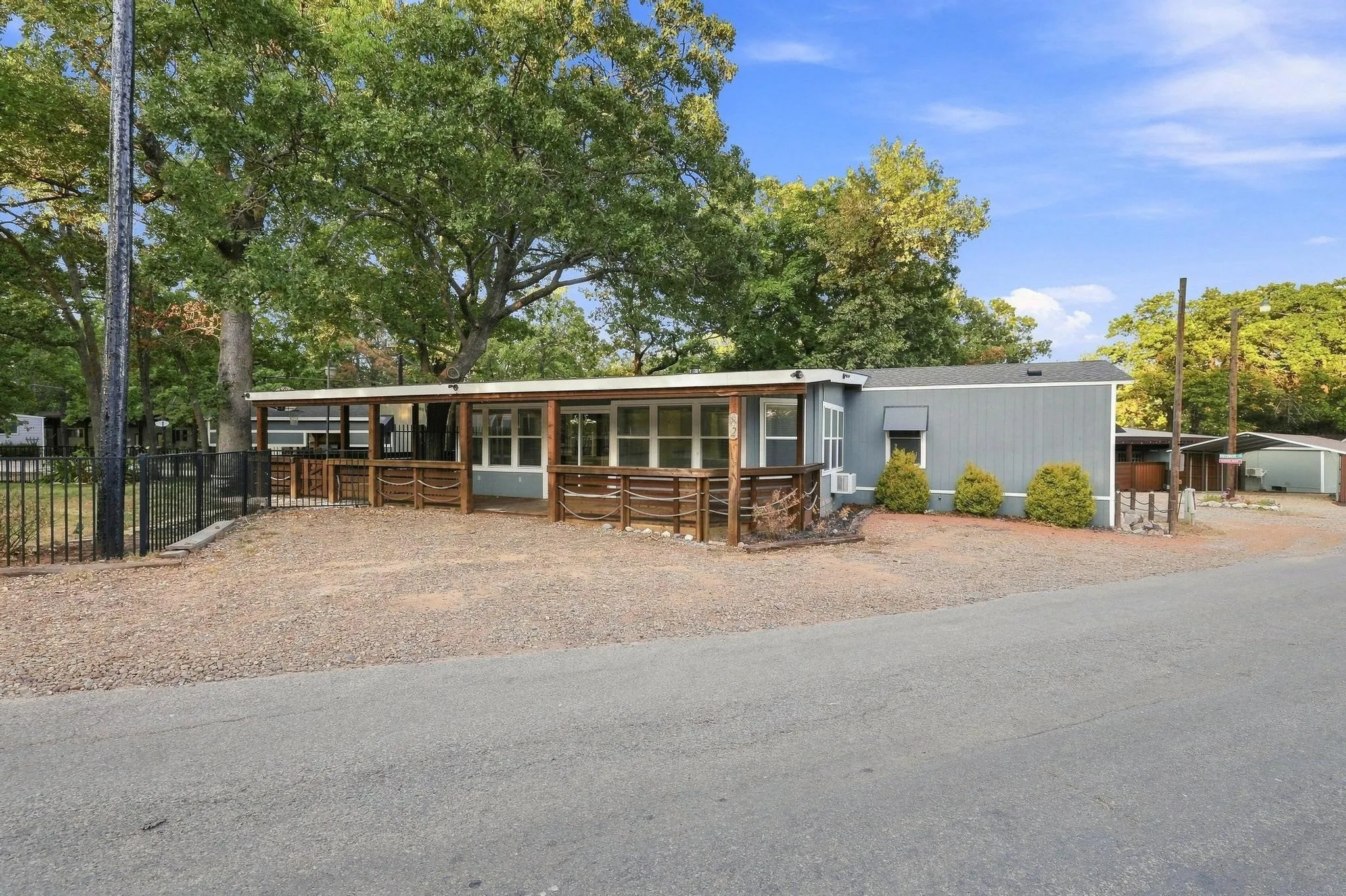 Mobile Home For Sale in Grayson County , 82 Outdrive Circle, Pottsboro, Texas 75076, 3 Bedroom, 2 Bathroom, Garage spaces, 2,000 Sqft, built in 2014, mls#21379412, Real Estate Agent in Pottsboro, Homes For Sale in Grayson county, Homes For Sale in Pottsboro, Realtor in Pottsboro Texas, Real Estate Brokerage Independent Realty Texas, Luminita Cordes Realtor