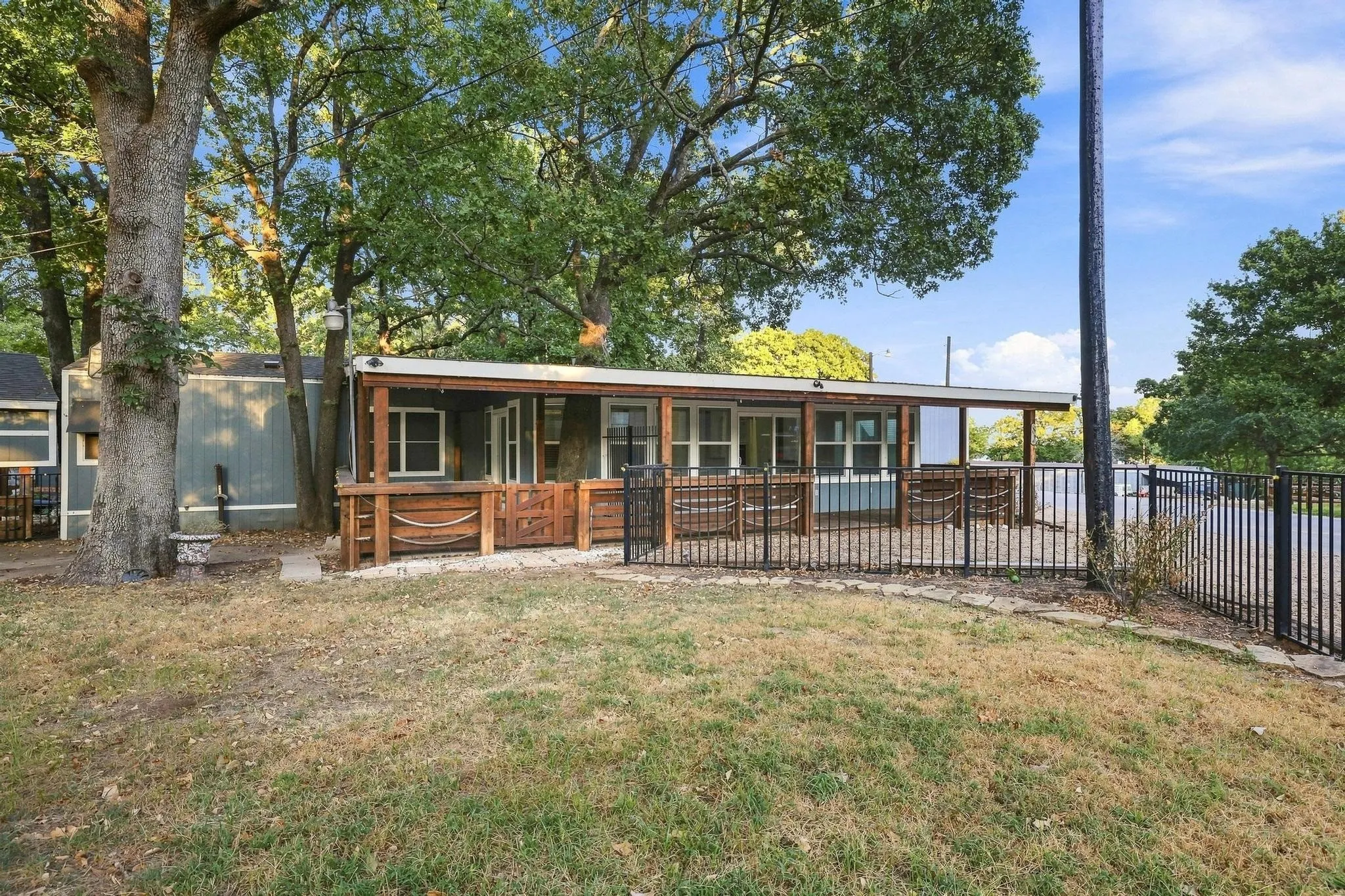 Mobile Home For Sale in Grayson County , 82 Outdrive Circle, Pottsboro, Texas 75076, 3 Bedroom, 2 Bathroom, Garage spaces, 2,000 Sqft, built in 2014, mls#21379412, Real Estate Agent in Pottsboro, Homes For Sale in Grayson county, Homes For Sale in Pottsboro, Realtor in Pottsboro Texas, Real Estate Brokerage Independent Realty Texas, Luminita Cordes Realtor