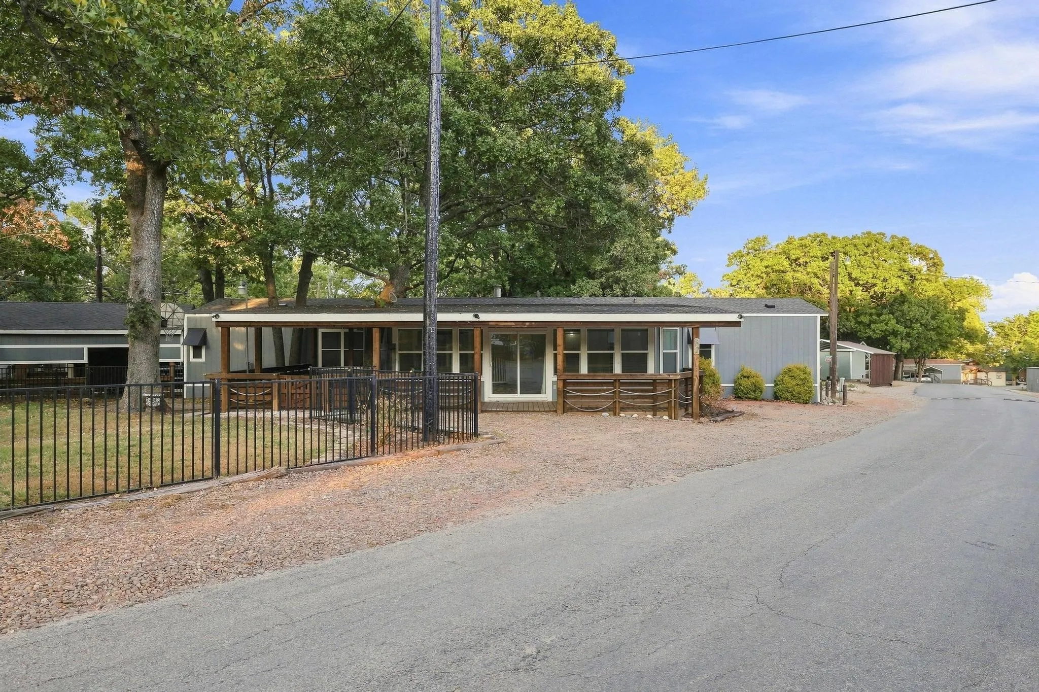 Mobile Home For Sale in Grayson County , 82 Outdrive Circle, Pottsboro, Texas 75076, 3 Bedroom, 2 Bathroom, Garage spaces, 2,000 Sqft, built in 2014, mls#21379412, Real Estate Agent in Pottsboro, Homes For Sale in Grayson county, Homes For Sale in Pottsboro, Realtor in Pottsboro Texas, Real Estate Brokerage Independent Realty Texas, Luminita Cordes Realtor