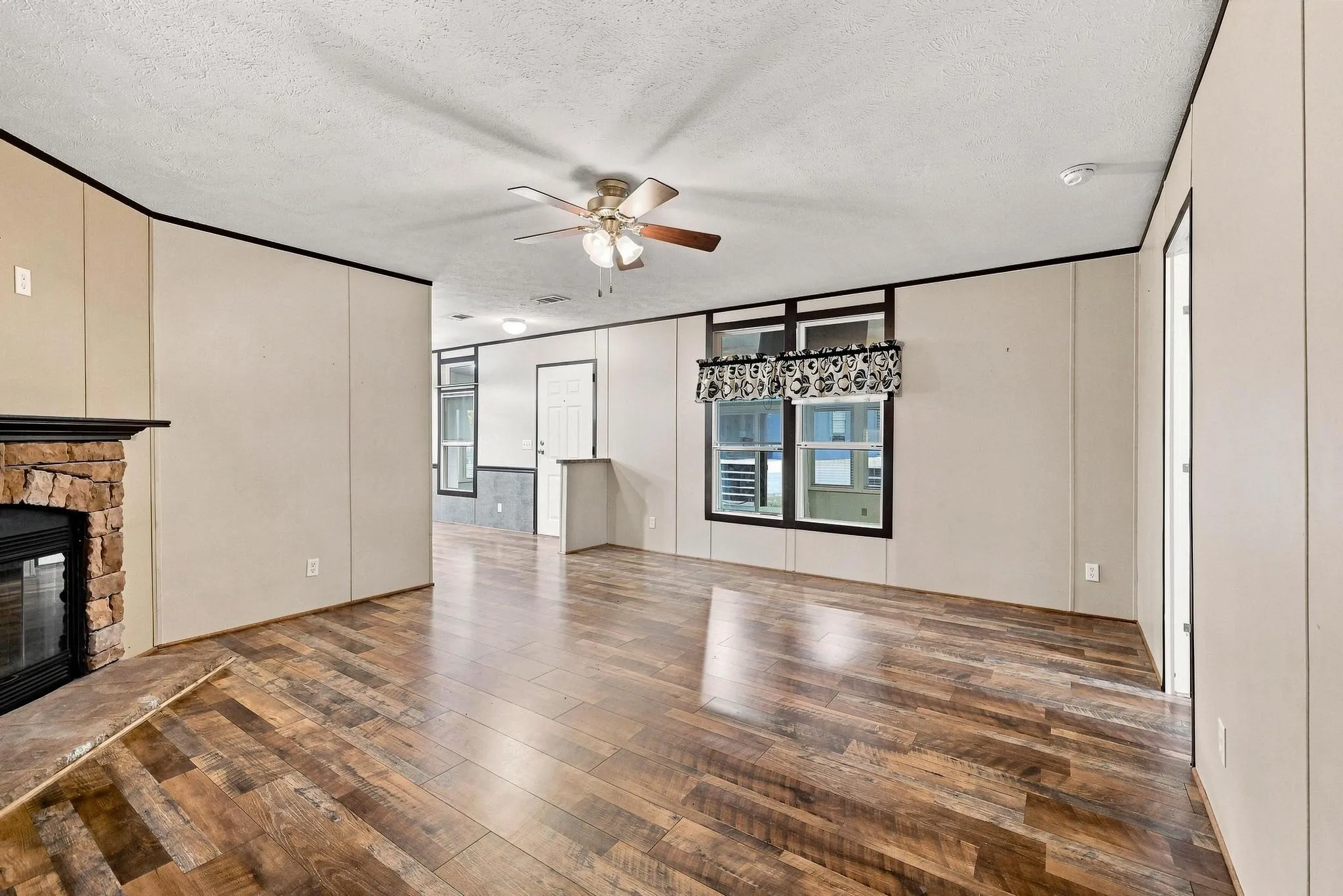 Mobile Home For Sale in Grayson County , 82 Outdrive Circle, Pottsboro, Texas 75076, 3 Bedroom, 2 Bathroom, Garage spaces, 2,000 Sqft, built in 2014, mls#21379412, Real Estate Agent in Pottsboro, Homes For Sale in Grayson county, Homes For Sale in Pottsboro, Realtor in Pottsboro Texas, Real Estate Brokerage Independent Realty Texas, Luminita Cordes Realtor