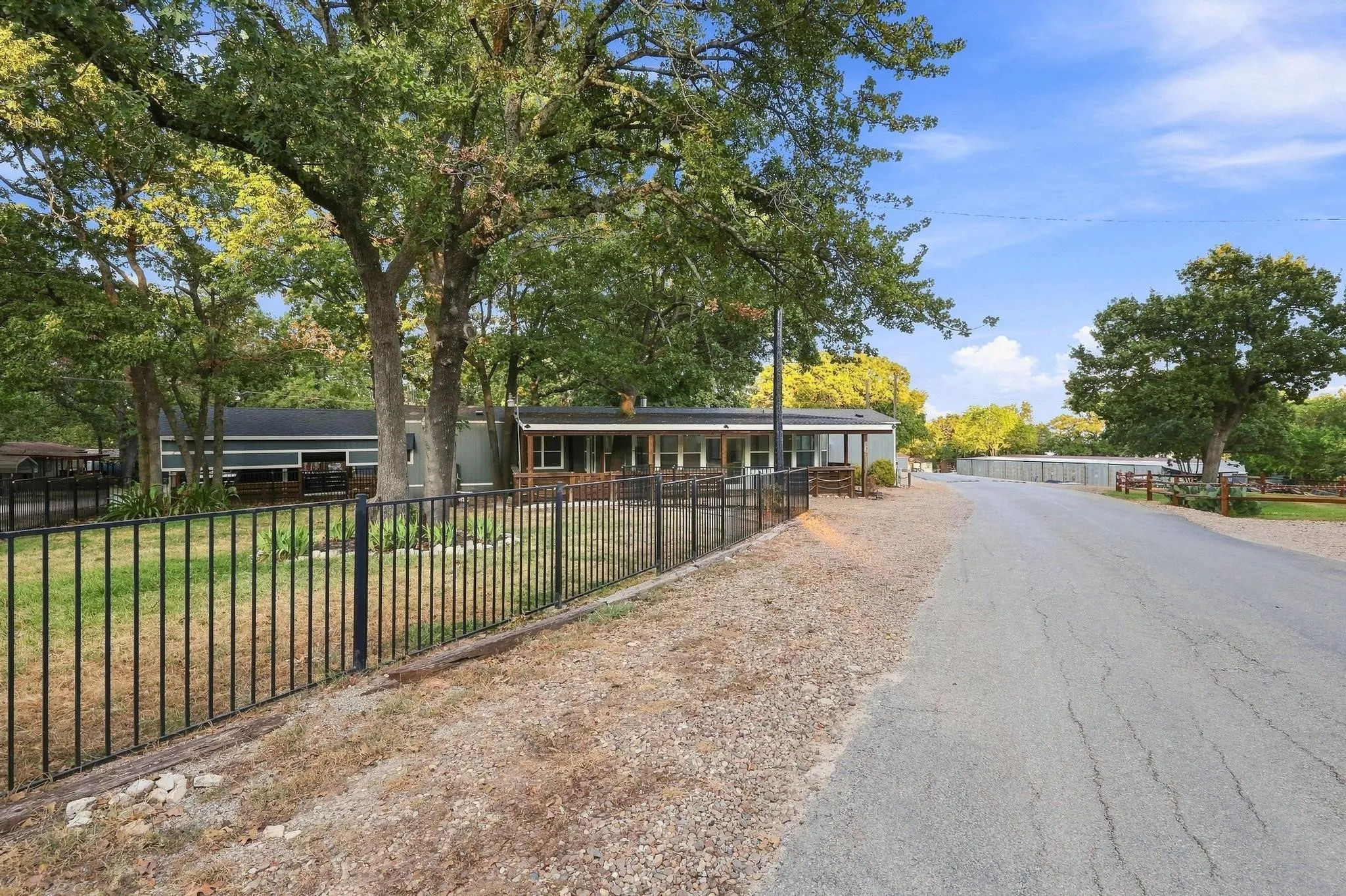 Mobile Home For Sale in Grayson County , 82 Outdrive Circle, Pottsboro, Texas 75076, 3 Bedroom, 2 Bathroom, Garage spaces, 2,000 Sqft, built in 2014, mls#21379412, Real Estate Agent in Pottsboro, Homes For Sale in Grayson county, Homes For Sale in Pottsboro, Realtor in Pottsboro Texas, Real Estate Brokerage Independent Realty Texas, Luminita Cordes Realtor