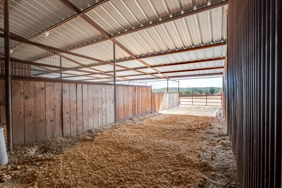 Large stalls with turnouts