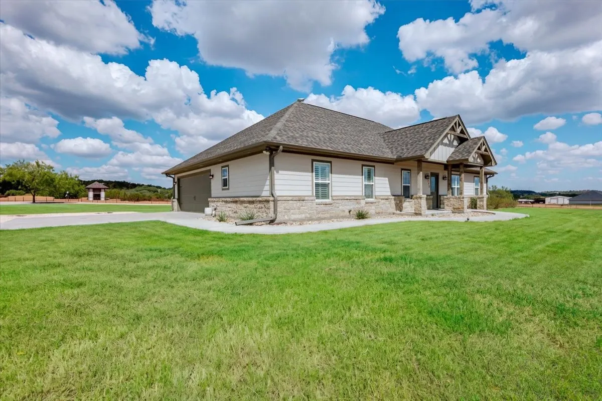 Farm For Sale in Erath County , 335 Remuda Trail, Stephenville, Texas 76401, 3 Bedroom, 2 Bathroom, 2 Garage spaces, 2,093 Sqft, built in 2020, mls#21383583, Real Estate Agent in Stephenville, Homes For Sale in Erath county, Homes For Sale in Stephenville, Realtor in Stephenville Texas, Real Estate Brokerage Independent Realty Texas, Luminita Cordes Realtor