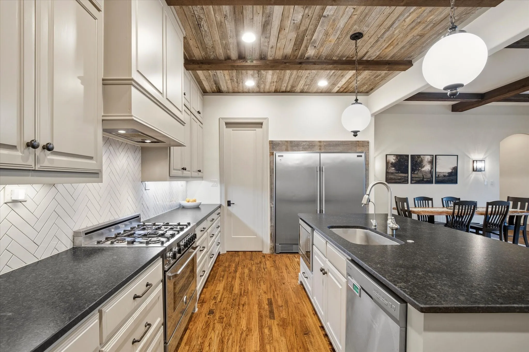 Single Family Residence For Sale in Dallas County , 2627 Mount View Drive, Farmers Branch, Texas 75234, 4 Bedroom, 4 Bathroom, 2 Garage spaces, 3,003 Sqft, built in 2014, mls#21383555, Real Estate Agent in Farmers Branch, Homes For Sale in Dallas county, Homes For Sale in Farmers Branch, Realtor in Farmers Branch Texas, Real Estate Brokerage Independent Realty Texas, Luminita Cordes Realtor
