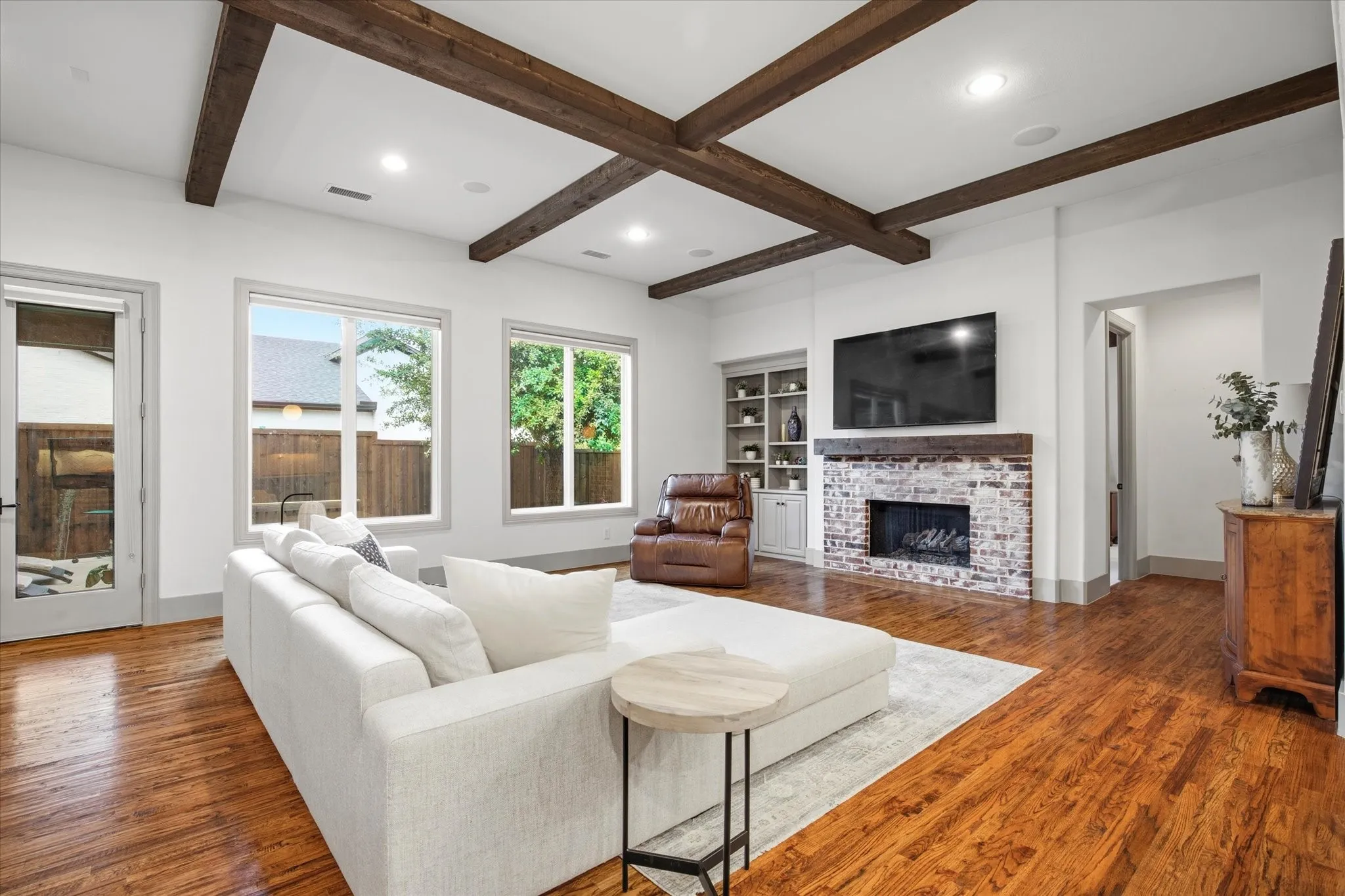 Single Family Residence For Sale in Dallas County , 2627 Mount View Drive, Farmers Branch, Texas 75234, 4 Bedroom, 4 Bathroom, 2 Garage spaces, 3,003 Sqft, built in 2014, mls#21383555, Real Estate Agent in Farmers Branch, Homes For Sale in Dallas county, Homes For Sale in Farmers Branch, Realtor in Farmers Branch Texas, Real Estate Brokerage Independent Realty Texas, Luminita Cordes Realtor