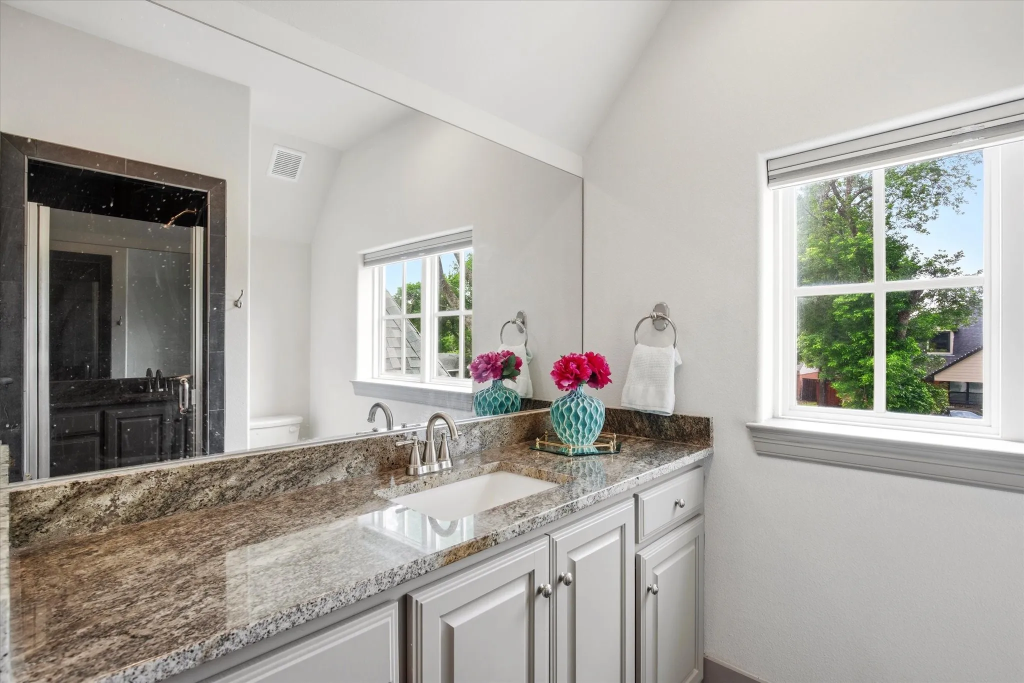 Single Family Residence For Sale in Dallas County , 2627 Mount View Drive, Farmers Branch, Texas 75234, 4 Bedroom, 4 Bathroom, 2 Garage spaces, 3,003 Sqft, built in 2014, mls#21383555, Real Estate Agent in Farmers Branch, Homes For Sale in Dallas county, Homes For Sale in Farmers Branch, Realtor in Farmers Branch Texas, Real Estate Brokerage Independent Realty Texas, Luminita Cordes Realtor