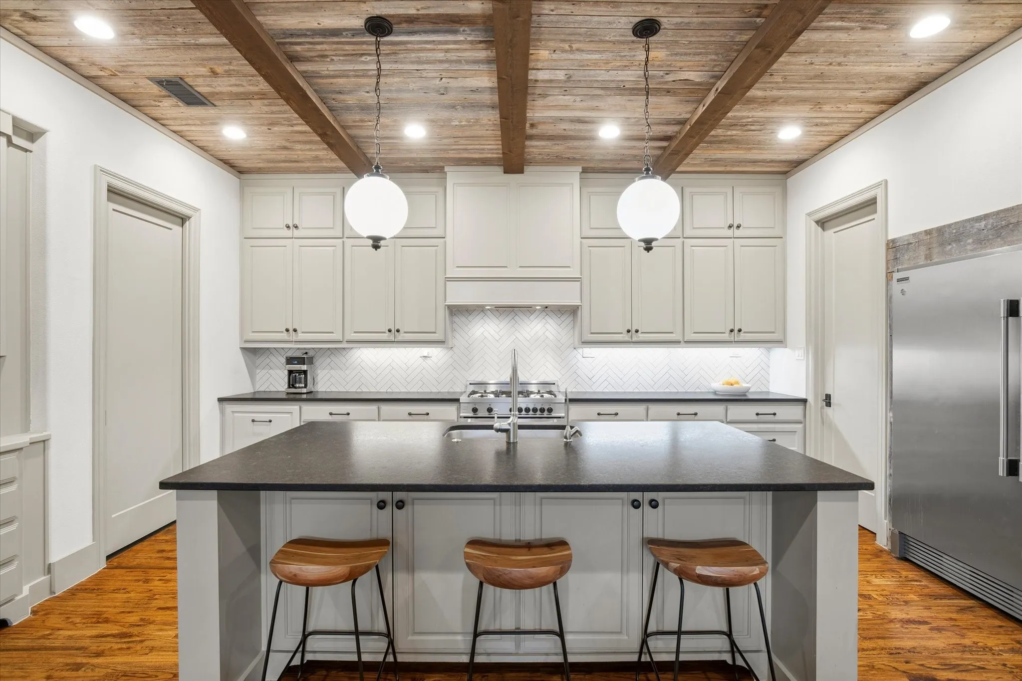 Single Family Residence For Sale in Dallas County , 2627 Mount View Drive, Farmers Branch, Texas 75234, 4 Bedroom, 4 Bathroom, 2 Garage spaces, 3,003 Sqft, built in 2014, mls#21383555, Real Estate Agent in Farmers Branch, Homes For Sale in Dallas county, Homes For Sale in Farmers Branch, Realtor in Farmers Branch Texas, Real Estate Brokerage Independent Realty Texas, Luminita Cordes Realtor