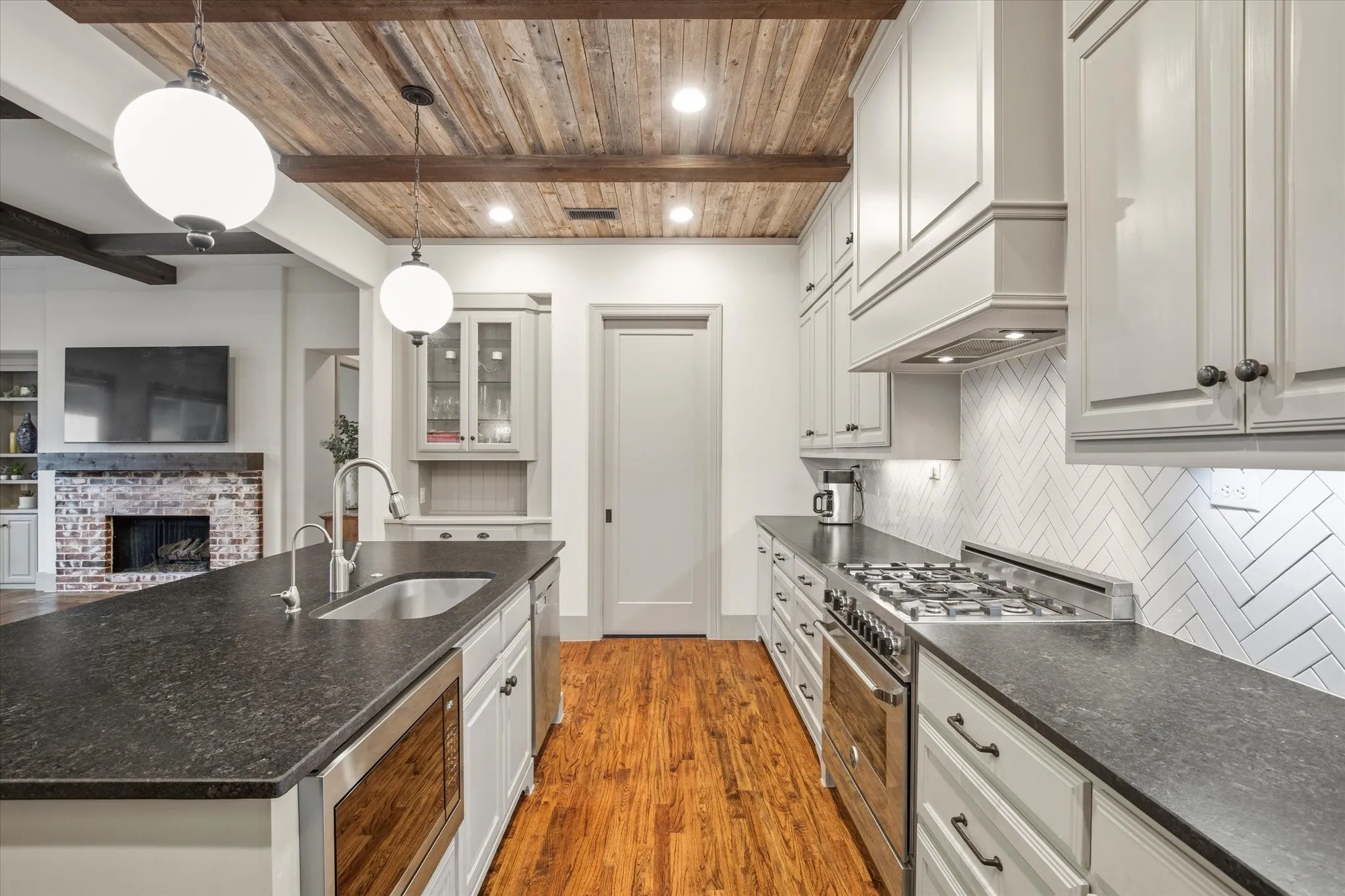 Single Family Residence For Sale in Dallas County , 2627 Mount View Drive, Farmers Branch, Texas 75234, 4 Bedroom, 4 Bathroom, 2 Garage spaces, 3,003 Sqft, built in 2014, mls#21383555, Real Estate Agent in Farmers Branch, Homes For Sale in Dallas county, Homes For Sale in Farmers Branch, Realtor in Farmers Branch Texas, Real Estate Brokerage Independent Realty Texas, Luminita Cordes Realtor