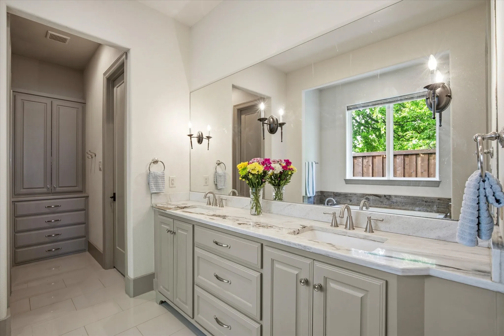 Single Family Residence For Sale in Dallas County , 2627 Mount View Drive, Farmers Branch, Texas 75234, 4 Bedroom, 4 Bathroom, 2 Garage spaces, 3,003 Sqft, built in 2014, mls#21383555, Real Estate Agent in Farmers Branch, Homes For Sale in Dallas county, Homes For Sale in Farmers Branch, Realtor in Farmers Branch Texas, Real Estate Brokerage Independent Realty Texas, Luminita Cordes Realtor