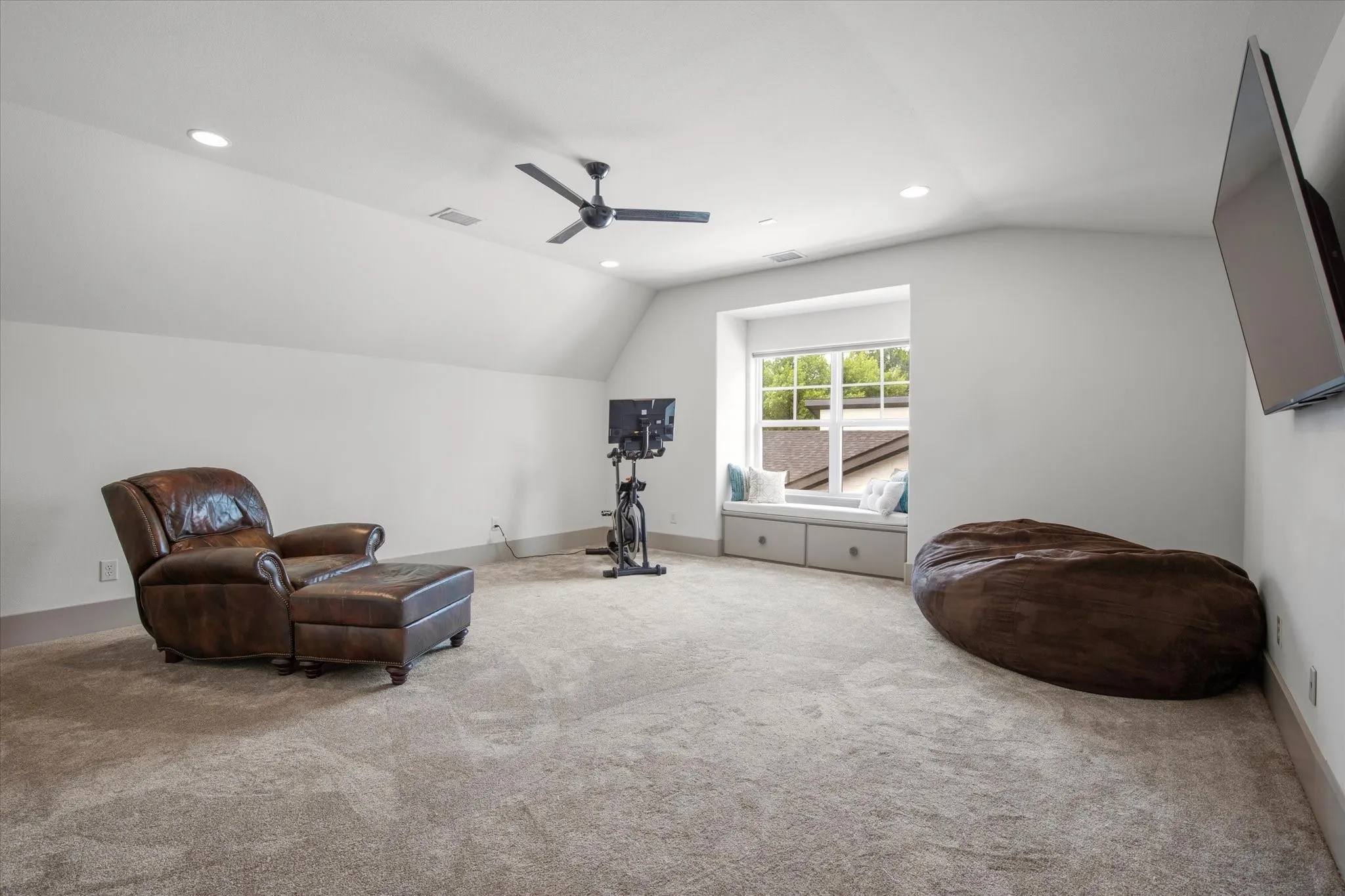Single Family Residence For Sale in Dallas County , 2627 Mount View Drive, Farmers Branch, Texas 75234, 4 Bedroom, 4 Bathroom, 2 Garage spaces, 3,003 Sqft, built in 2014, mls#21383555, Real Estate Agent in Farmers Branch, Homes For Sale in Dallas county, Homes For Sale in Farmers Branch, Realtor in Farmers Branch Texas, Real Estate Brokerage Independent Realty Texas, Luminita Cordes Realtor